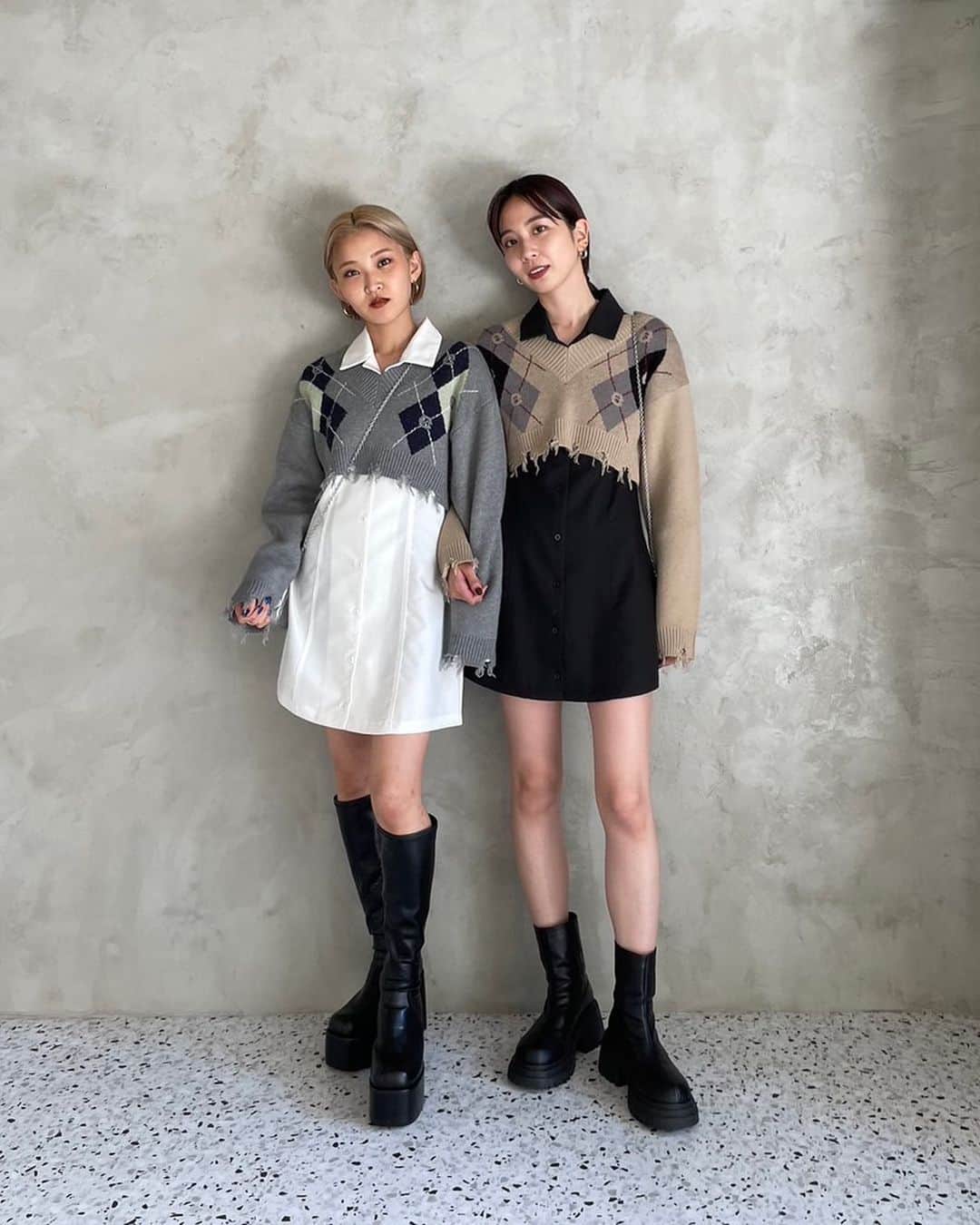 EMODA_LOOK BOOKのインスタグラム：「・ #EMODA2023AW @emoda_kanon  158cm @nodokanaito  169cm   ▫️RECOMMEND ITEM▫️  ・CRUSH SHORT WIDE KNIT ¥6,930(tax in)    ______________________ 　 ▶︎▶︎ @emoda_snap TOPのURLから 公式RUNWAYchannelをcheck📲 　　 　 #EMODA #RUNWAYchannel #秋服コーデ　 #秋コーデ #vネックニット #ショート丈ニット @emoda_official」