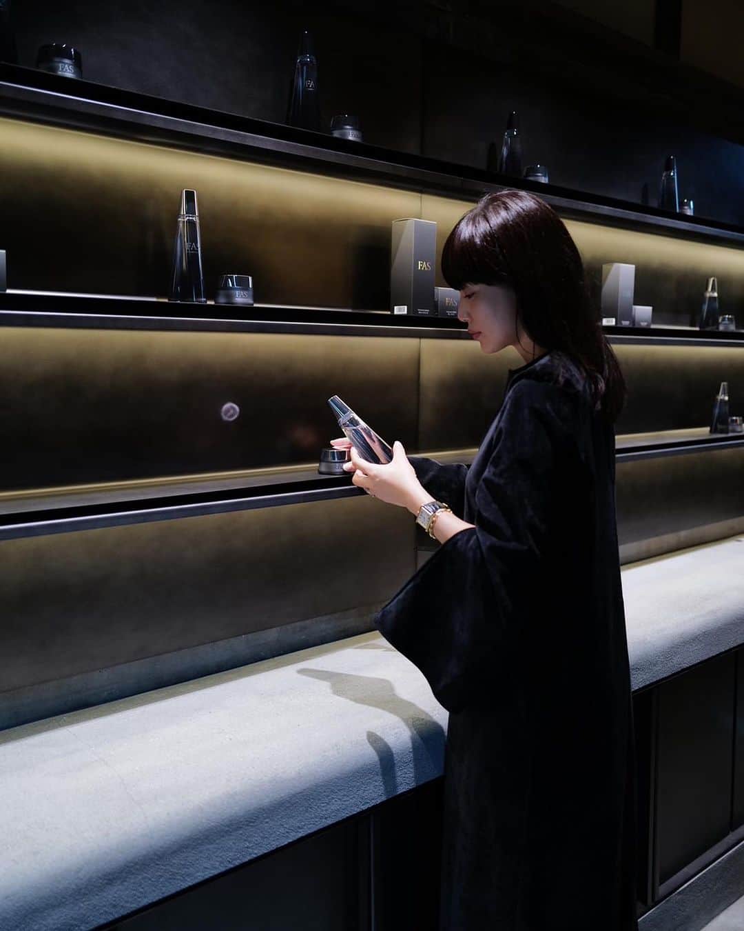 JUNNAさんのインスタグラム写真 - (JUNNAInstagram)「@fas ゆかりの地京都を巡る旅  発酵と科学の力 でできた新スキンケアブランド「FAS」今回は @fas ゆかりの地である京都を巡る旅に参加しました。  京都へ到着し、まず向かったのは東山。まちの喧騒から離れた一角に位置する、100年近い歴史をもつ一軒家をリノベーションしたFAS旗艦店。 一階の食堂では一年を通して畑の収穫物を使った様々な発酵食と、プロダクトに使用されている黒米をいただくことが出来る。ゆっくりと味わいながら、その魅力について店長に伺う。  FASの発酵スキンケアで叶える内側からの透明感...。 ローションは738種もの成分を含む黒米発酵液*1を、水と置き換え 90%使用していると言う贅沢なもの。そして森の中の様な癒される香り。クリームは黒米発酵液*2 ×黒豆ペプチド*3 ×ナイアシンアミド。  肌内側からハリ・透明感を導く、シワ改善クリーム。肌にのせるとスーッと浸透*4して艶々と内側からハリが出る。 好きな使用感。 エイジングケア*5を気にするのであれば、特定の成分だけを摂取する「成分偏食」から卒業し、肌に必要な栄養を包括的に補うことの重要性も今回学んだこと。  旅の中では建仁寺にて坐禅体験をさせていただいたり、京都高島屋S.C.店視察、ホテルザミツイ都季にてFASに因んだ特別ディナーコースをいただき、夜はお部屋でFASのスキンケアを。製品についてじっくり学ばせていただいたおかげで、その凄さをしっかりと感じることができた。  翌朝は美しい朝食とプリっとしたお肌があると気分も晴れやか。  *1サッカロミセス/コメ発酵液(保湿成分) *2酵母エキス(1)(保湿成分) *3加水分解黒豆エキス(保湿成分) *4角層まで *5年齢に応じた潤いを与えるケア #PR #FASスキンケア #ファス」11月15日 16時00分 - junna