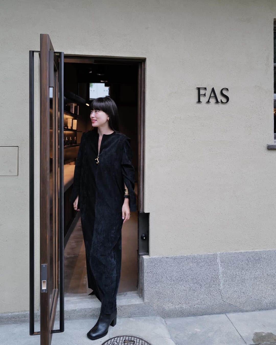 JUNNAさんのインスタグラム写真 - (JUNNAInstagram)「@fas ゆかりの地京都を巡る旅  発酵と科学の力 でできた新スキンケアブランド「FAS」今回は @fas ゆかりの地である京都を巡る旅に参加しました。  京都へ到着し、まず向かったのは東山。まちの喧騒から離れた一角に位置する、100年近い歴史をもつ一軒家をリノベーションしたFAS旗艦店。 一階の食堂では一年を通して畑の収穫物を使った様々な発酵食と、プロダクトに使用されている黒米をいただくことが出来る。ゆっくりと味わいながら、その魅力について店長に伺う。  FASの発酵スキンケアで叶える内側からの透明感...。 ローションは738種もの成分を含む黒米発酵液*1を、水と置き換え 90%使用していると言う贅沢なもの。そして森の中の様な癒される香り。クリームは黒米発酵液*2 ×黒豆ペプチド*3 ×ナイアシンアミド。  肌内側からハリ・透明感を導く、シワ改善クリーム。肌にのせるとスーッと浸透*4して艶々と内側からハリが出る。 好きな使用感。 エイジングケア*5を気にするのであれば、特定の成分だけを摂取する「成分偏食」から卒業し、肌に必要な栄養を包括的に補うことの重要性も今回学んだこと。  旅の中では建仁寺にて坐禅体験をさせていただいたり、京都高島屋S.C.店視察、ホテルザミツイ都季にてFASに因んだ特別ディナーコースをいただき、夜はお部屋でFASのスキンケアを。製品についてじっくり学ばせていただいたおかげで、その凄さをしっかりと感じることができた。  翌朝は美しい朝食とプリっとしたお肌があると気分も晴れやか。  *1サッカロミセス/コメ発酵液(保湿成分) *2酵母エキス(1)(保湿成分) *3加水分解黒豆エキス(保湿成分) *4角層まで *5年齢に応じた潤いを与えるケア #PR #FASスキンケア #ファス」11月15日 16時00分 - junna