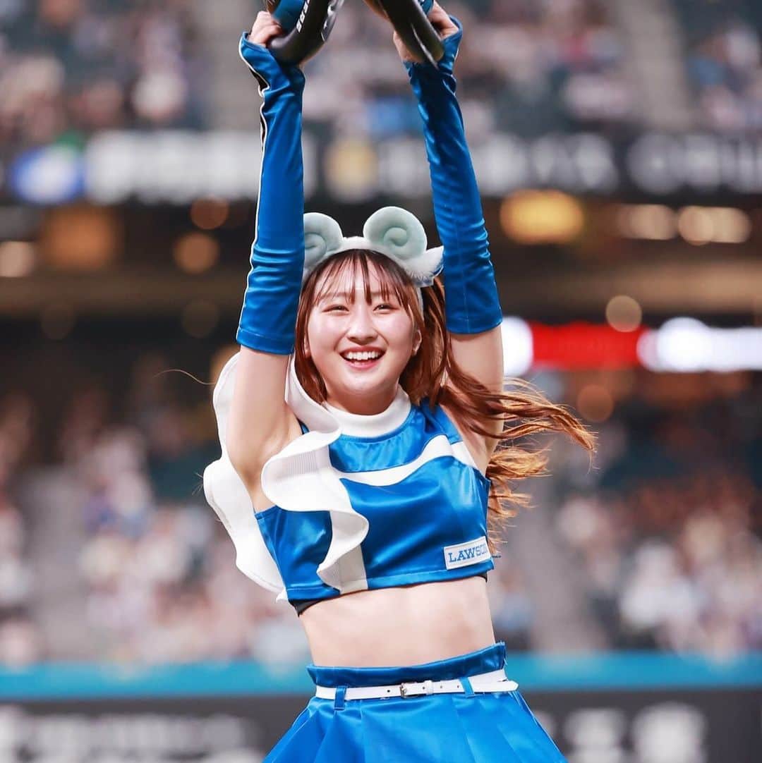 ファイターズガールのインスタグラム：「. みなさんこんにちは！ ファイターズガール5年目の清水麻矢です☺️  改めまして、今シーズンも沢山のご声援ありがとうございました！  そして、私は今シーズンをもちましてファイターズガールを卒業致します🌸  札幌ドーム最終年とエスコンフィールドHOKKAIDO開業の年に携わることもでき 本当に幸せなファイターズガール生活を送る事ができました♡  最初の3年間はデイゲームしか稼働する事ができず、制限もあり悔しい思いもたくさんありましたが、 土日にお会いした時にはファンの皆様に沢山の温かい言葉をかけてもらい、パワーをたくさんいただきました♪ ありがとうございます✨  思い出は書ききれないほど沢山ありますが、 その中でも先輩方や同期とやる応援ステージが、ファンの皆様と近くで応援できとても大好きでした！  2、3年目はコロナ禍で無観客から始まり、中々1年目の頃のようには活動ができない2年間でしたが、 コロナも少しずつ収まり皆様と声を出して応援できた日は本当に嬉しくて今でも思い出します😢  そして、昨年と今年は遠征なども行けるようになり、さらに成長でき充実した2年間になりました！ 多くの方がこの素晴らしいエスコンフィールドHOKKAIDOに足を運んでくださり 大好きなファイターズを一緒に応援出来たこと、ここでパフォーマンスできたこと、心より嬉しく思います✨  最後になりますがファンの皆様、球団関係者の皆様、2019から2023年メンバーのみなさん そして、私の生涯の宝物の 菜穂子・桃子・伶奈、花笑 青春の詰まった最高な5年間、本当にありがとうございました！ ここでの経験を活かし次の目標に向かって頑張って行きます！  来シーズンは日本一目指して、 ファンの皆様と一緒にファイターズを応援できることが今からとても楽しみです📣  ファンクラブ歴16年　清水麻矢  #ファイターズガール #lovefighters #北海道日本ハムファイターズ #新時代 #FANS_ARE_OUR_TREASURE #thankyou #fightersgirl #清水麻矢」