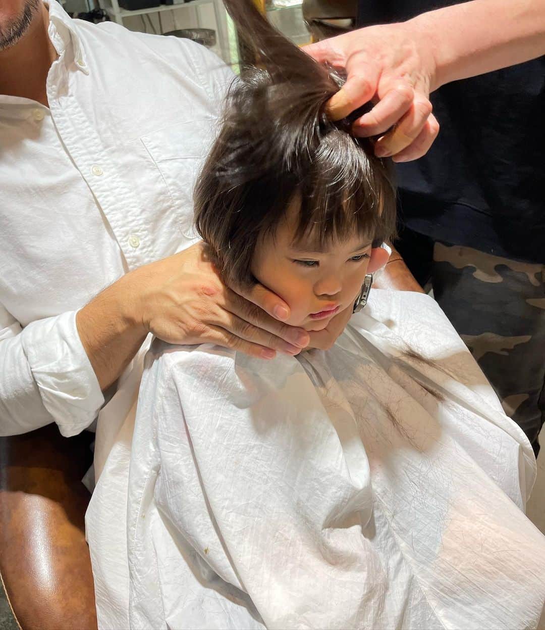 桜田聖子さんのインスタグラム写真 - (桜田聖子Instagram)「髪の毛、切りました❣️  美容院に向かう車の中で寝てしまった輝馬💤  とりあえず、パパのカットを先に終わらせてもらって、その間、ソファーでクッションとママの間に挟まって大爆睡😅  いよいよ切りますよー！のタイミングも、まだ頭の中は寝ている為、パパが顔を支えながらのカット🤣  切り終わる頃にはしっかり起きて、ご機嫌さんのテルマでした😊  #downsyndrome #specialneeds #trisomy21 #ダウン症 #ダウン症候群 #トリソミー21 #4歳9ヶ月 #成長記録 #生まれてきてくれてありがとう  #心室中隔欠損症  #男の子ママ  #男の子 #boy #ダウン症ボーイ #trisomy21boy」11月15日 16時14分 - seikosakurada