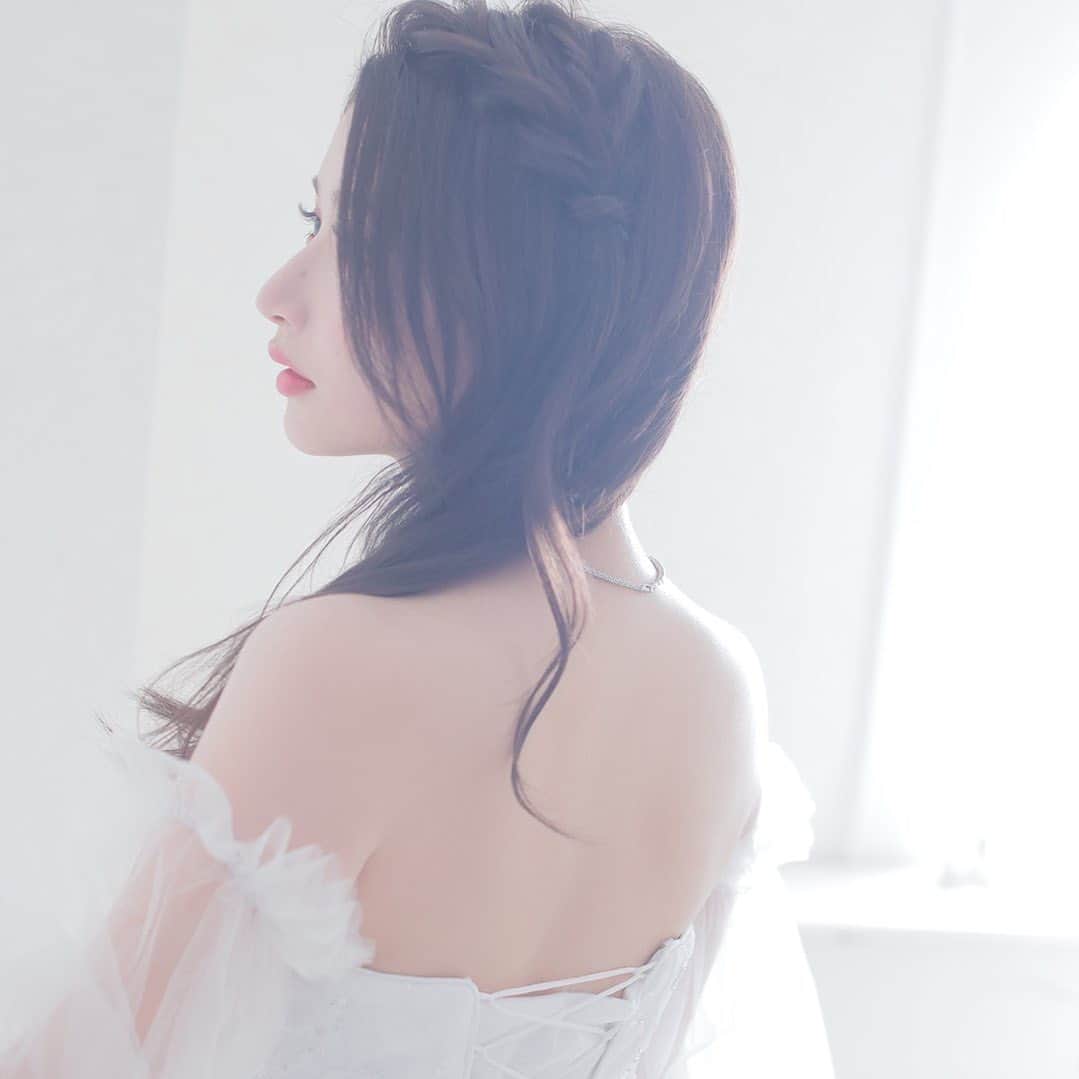 足立はなのインスタグラム：「やっほーい！はなです🌸 . 私は自律神経が乱れると寝てる間に強く手を握って 爪が手のひらの肉に刺さるのですが、(痛くて目が覚める) 最近またそれが出てきてる……😭 . 余計なことは考えずに……ね。😣 . はなちゃんのお祝いだからって月間に来てくれる人、大好き大好き😣🫶✨」