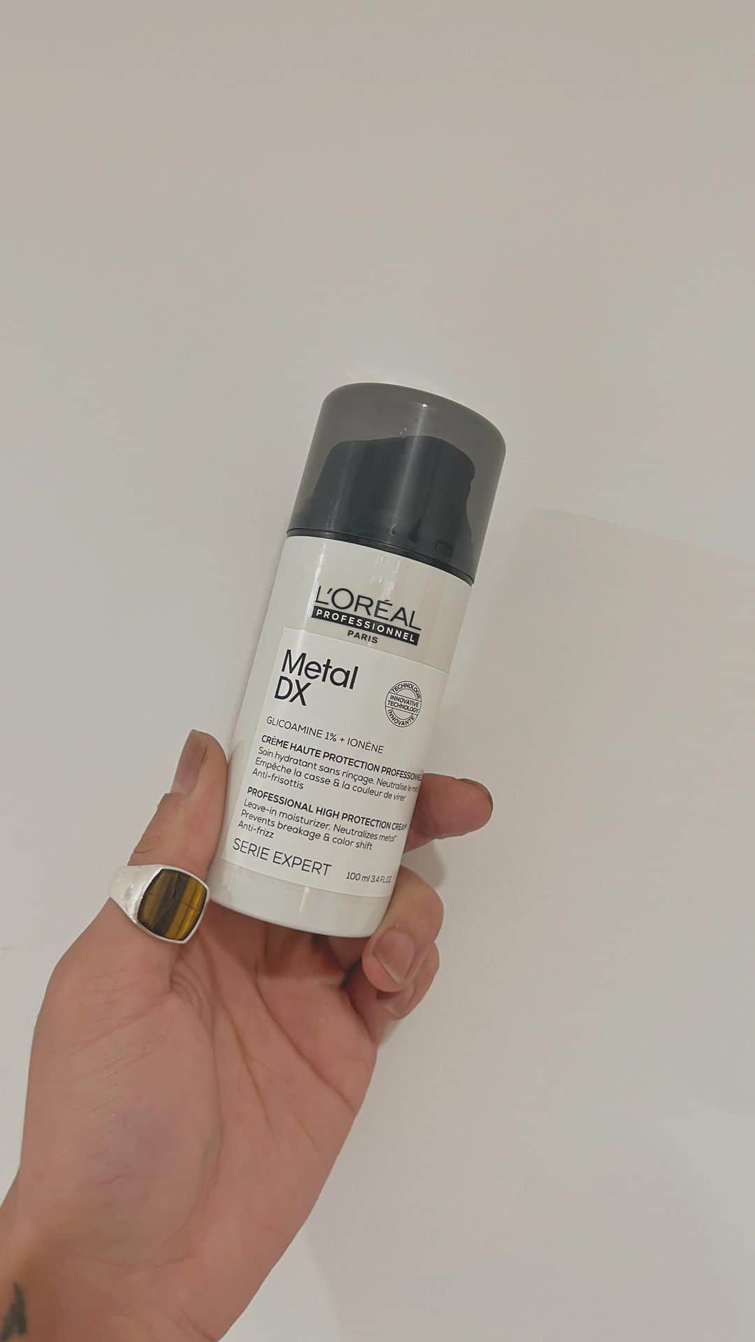 兼井遼のインスタグラム：「@lorealpro_education_japan  新しく発売する メタルDX コンセントレイティッドクリーム＊  切れ毛を防ぎ 柔らかい質感に＊  カラーのキープにも繋がる 新発売のクリームです！  保湿、纏まり、うろおいを しっかりキープ出来る クリームタイプのアウトバスになります＊  #ケアカラー  #ヘアアレンジ  #ケアダブルカラー  #巻き方  #髪質改善カラー  #イルミナカラー  #ミルクティーベージュ #グレージュ  #ケアブリーチ  #ハイライトカラー  #ハイトーンカラー  #ブリーチ  #ダブルカラー   #インナーカラー  #オリーブアッシュ  #グラデーションカラー  #グレージュカラー  #ツヤトーン  #パーマ  #艶髪  #外国人風  #髪質改善トリートメント  #くびれヘア  #シースルーバング  #髪質改善  #ラベンダーグレージュ  #オリーブグレージュ  #トリートメント 　#pr」