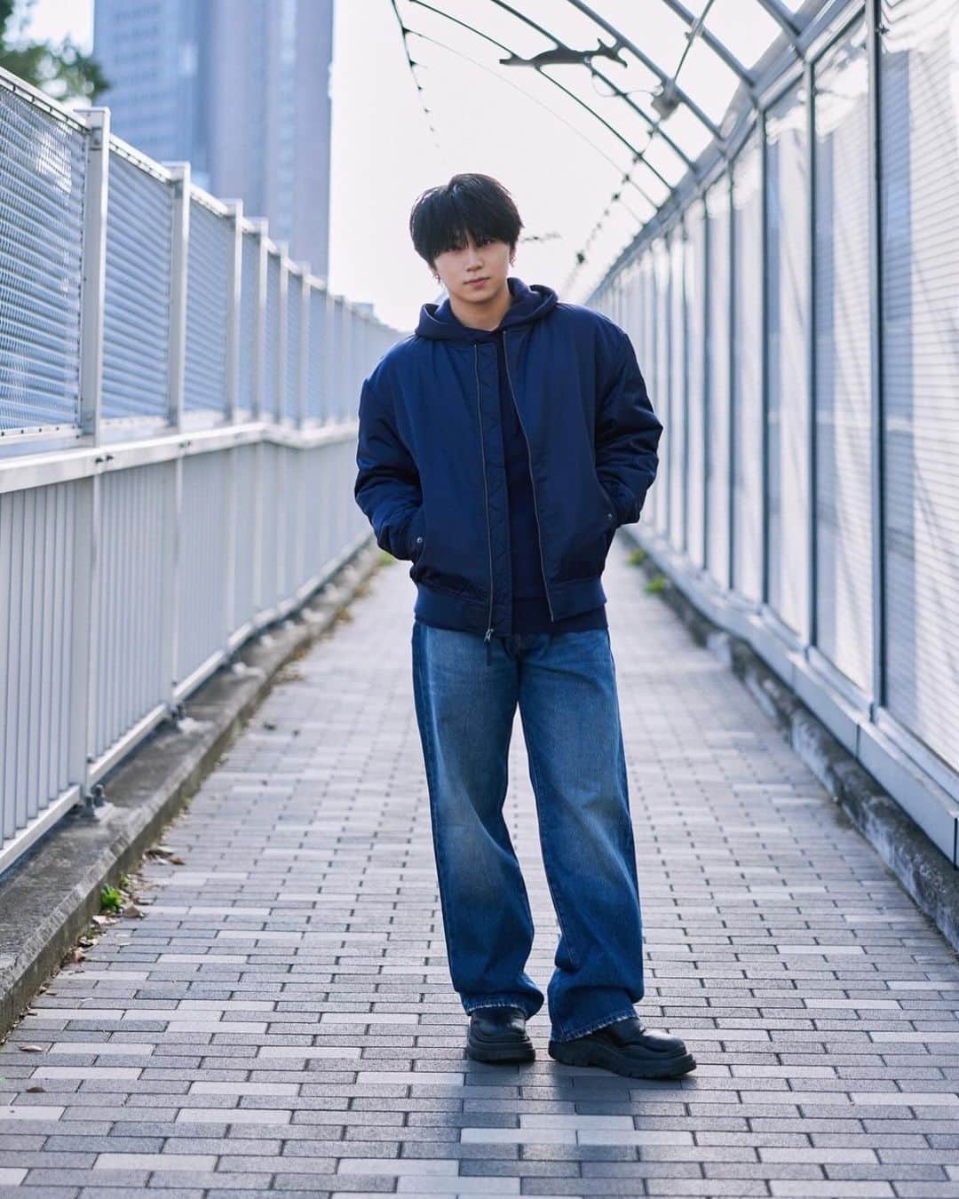 岡田蓮のインスタグラム：「GAP HOLIDAY LOOK BOOK  僕がコーディネートしてCashSoft セーターのネイビーに全体の色を合わせてみた！ 遊びにも買い物にもいろんな場所に行けそうな万能コーディネート！ @gap_jp #Gap #ootd #PR」