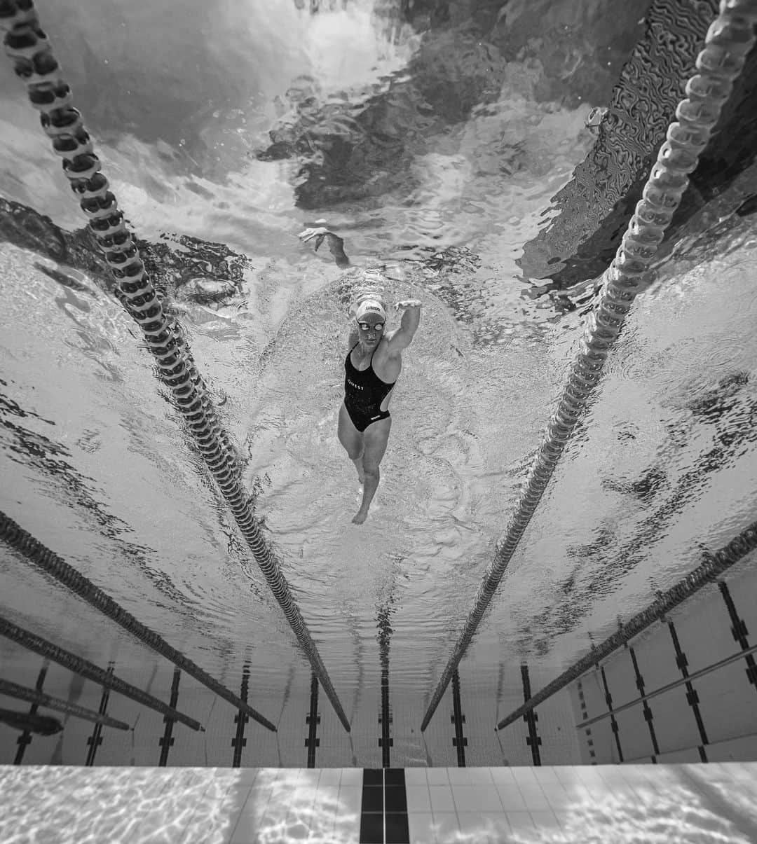 ケイト・キャンベルのインスタグラム：「How many strokes do you do per lap? Every lap I swim - in training or in a race - I know how many strokes I take. It's a really easy way to work on stroke technique and efficiency. I average around 25-26 strokes in a 50m pool when I'm cruising, and obviously, the faster you go, the more strokes you take. Therefore, I know my stroke count targets for 200m pace, 100m pace and 50m pace. If you're trying to keep technique under fatigue, counting your strokes is a great way to monitor when you begin to drop in efficiency.  Who else counts their strokes and how many do you do?  📸@wadesphotos」