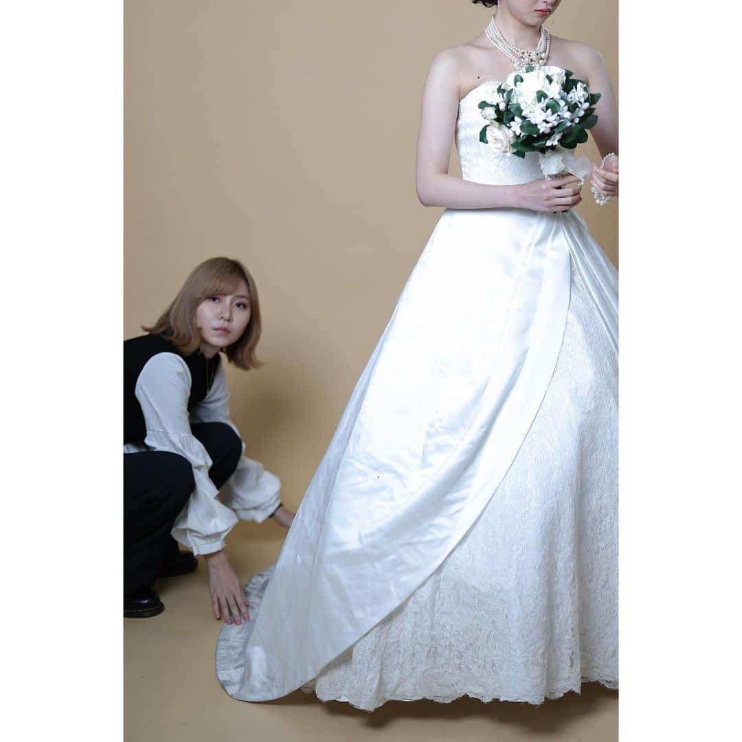岩田華怜のインスタグラム：「芸歴25年でも、カメラマンとしてはまだまだペーペー。 毎週写真のお仕事して、他にもいくつかバイト掛け持って、留学資金を貯めてます。日本で1年働いて貯めたバイト代は、アメリカじゃ1ヶ月で無くなる時代。 それでも行くんだ！レッツゴー岩田！  今は色んなこと出来る毎日が楽しいです😊」