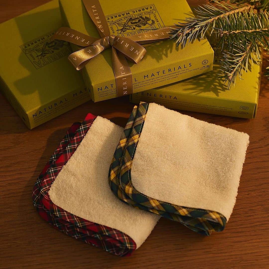 TENERITA公式アカウントのインスタグラム：「冬らしいチェック柄のタオルハンカチをグリーンのボックスに入れて、季節の特別感がうれしいギフトに。  ゴールドのリボンが華やかなクリスマスラッピングは直営店舗限定です。  #テネリータ #オーガニックコットン #オーガニック#タオル #クリスマス限定 #クリスマスプレゼント #結婚祝い #引越し祝い #新築祝い #誕生日祝い #贈り物 #プレゼント #ギフト #日本製 #おうち時間 #ゆたかであること #上質であること #いつもであること  #tenerita #organiccotton #organic #gift #giftbox　#ecofriendly #sustainability #madeinjapan」