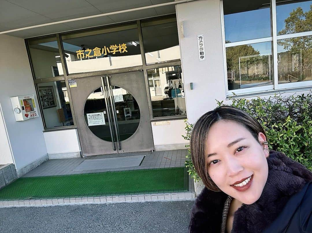 橘幸さんのインスタグラム写真 - (橘幸Instagram)「2023.11.14   宝塚を卒業して2年が経ちました。  そして、当日は母校である市之倉小学校を訪問してきました。  今年150周年を迎えた歴史ある小学校で、  1.2年生、3.4年生にはダンスレッスンを、  5.6年生には"夢"についてのお話しをさせていただきました。  子どもたちの素直さ、エネルギーには学ぶことばかりでした♡  小学生の頃のわたし…20年以上前ですが笑  毎日、目の前のことを一生懸命やっていたことだけは覚えています。  そしてまだ"宝塚"という世界には出会っていませんでした。  自然の中を駆け回れる環境があって、やりたいことを応援してくれる先生がいて、  のびのび育ててくれた市之倉小学校に感謝です♡  子どもの頃は当たり前だと思っていた大きな空、自然の豊かさは、大人になると感動するものです♡  歩きながら、「綺麗〜すご〜い」と声が出てしまうほど。  つい写真を撮りたくなってしまいます。笑  11/14 とても充実した時間を過ごさせていただきました♡  ありがとうございました。  あいらぶ市之倉♡  ということで、とても久しぶりの投稿でしたっ♪  最後まで読んでくださった方、ありがとうございました〜！  #母校 #市之倉  #市之倉小学校   #メンタルコーチ #橘幸」11月15日 16時29分 - kou_tachibana_1203