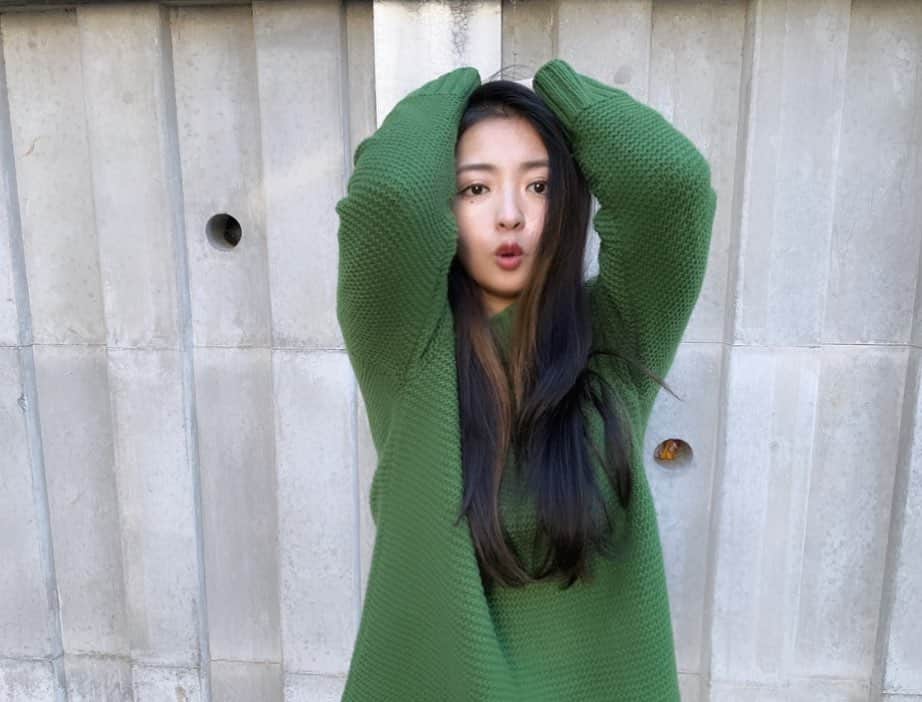 YU-Aのインスタグラム：「今日はリクエストでお料理動画 またUPしてほしいとのリクエストを 頂いていたので、YOUTUBE用に 撮影しましたー🍳✨  本当に普通の夜ご飯です。 なーんてことない夜ご飯です。笑  UPまでお待ちくださーい😊 お楽しみに👍🏿  で、何この写真😂  #YUA #YOUTUBE #cooking」
