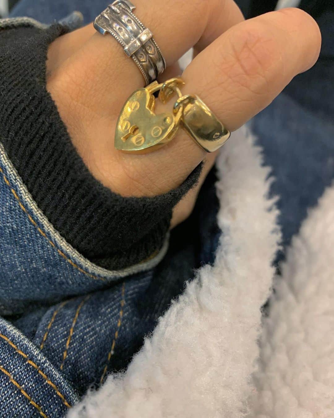 馬渕真由子さんのインスタグラム写真 - (馬渕真由子Instagram)「寒くなってきたから今年もお気に入りのデニムボアジャケットを召喚。放置気味だった髪の毛も整えてもらってすっきり。🤍」11月15日 20時05分 - mabchi.mayuk