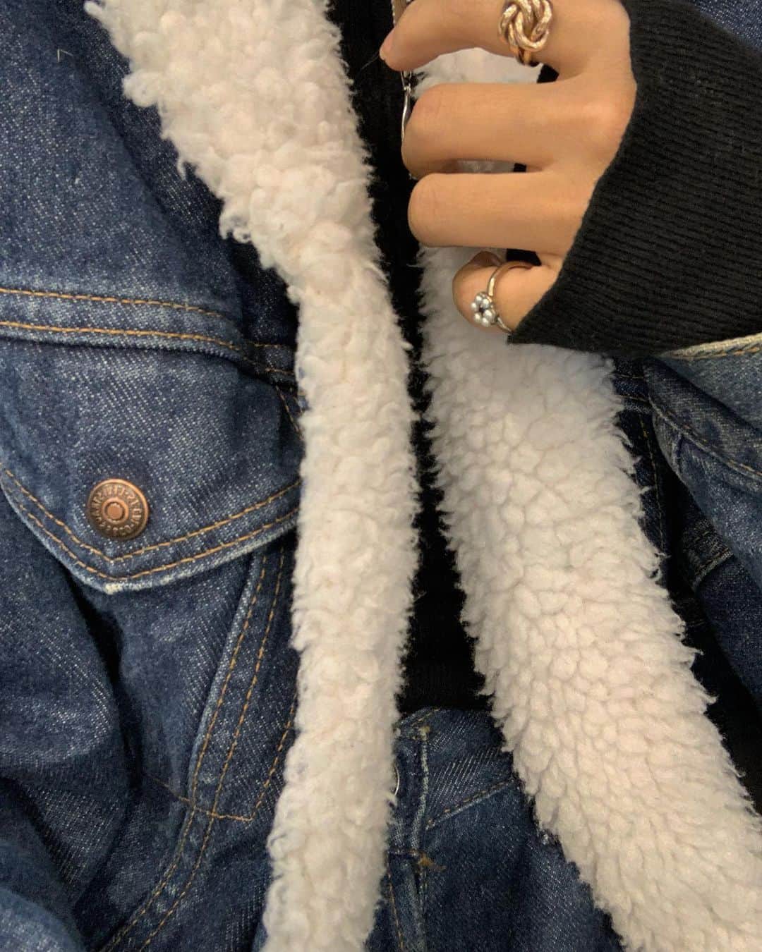 馬渕真由子さんのインスタグラム写真 - (馬渕真由子Instagram)「寒くなってきたから今年もお気に入りのデニムボアジャケットを召喚。放置気味だった髪の毛も整えてもらってすっきり。🤍」11月15日 20時05分 - mabchi.mayuk