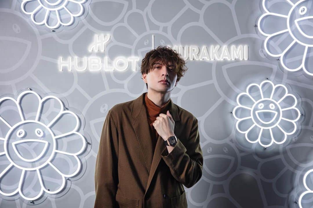 城田優のインスタグラム：「「HUBLOT SAPPHIRE NIGHT」のパーティーにお邪魔しました☺︎ 時計好きの僕としては、展示されていたHUBLOT×村上隆さんの、4年もの月日をかけて生み出されたトゥールビヨンサファイアや、色とりどりのビッグ・バンのコンプリケーションシリーズにテンション上がりまくりでした。 そして、今回着用させていただいたスクエア・バンのキングゴールド！ フェイスがとても上品な印象の中、ラバーストラップとの組み合わせにより硬くなりすぎず、普段使いにも最適な、上質な雰囲気を醸し出す１本！ 自分はオールブラックのビッグ・バンを１本所有していますが、こちらのスクエア・バンも欲しくなってしまいました。笑  イベントの最後には、村上隆さん、 HUBLOTのCEOリカルド・グアダルーペさんとお会い出来て、光栄な1日でした！  マジクリで久々に共演の @crystalkayofficial  にも会えました☺︎  @hublot @hublot_japan #Hublot #ウブロ #AD #PR」