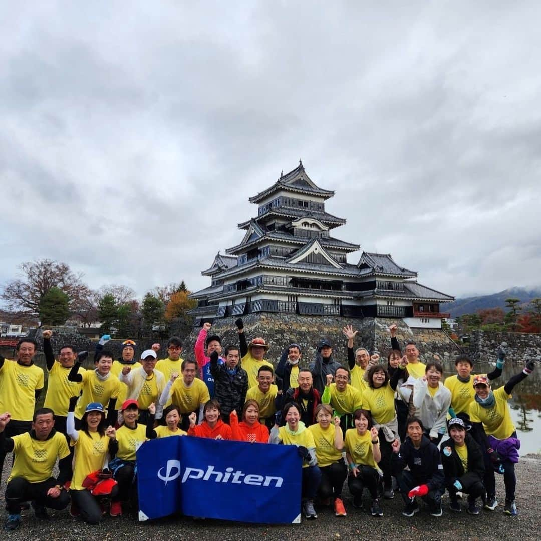 西谷綾子さんのインスタグラム写真 - (西谷綾子Instagram)「🏯 松本マラソン翌日 @phiten_official  アフターランイベント開催！！ 私は筋肉痛でスタスタ走れず😂  みんなとレースの感想を語り合いながら 身体を動かし楽しかったぁあ🥰 最後にSUIちゃんの歌、今回も感動して 涙が出そうだった！🥹  @sui.utarun ちゃん3日間ご一緒できて嬉しかった🩷 めちゃくちゃ面白くて沢山笑い！ いろんなことを教えてくれて 学びと刺激と感動をありがとう🥰 SUIちゃんは本当に魅力的で強く逞しく美しい🥹✨ 尊敬しています！！！！  ファイテンさんに出逢って 私はセルフボディケアの大切を知りました！ ファイテンさんは これからも皆さんを熱く応援しています☺️✨ 私はファイテンの魅力を1人でも多くの方に 伝えていきたい！！🥰🤝  #みんなありがとう #松本マラソン #kashico読んでまた感動🥹」11月15日 16時49分 - ayako.nishitani