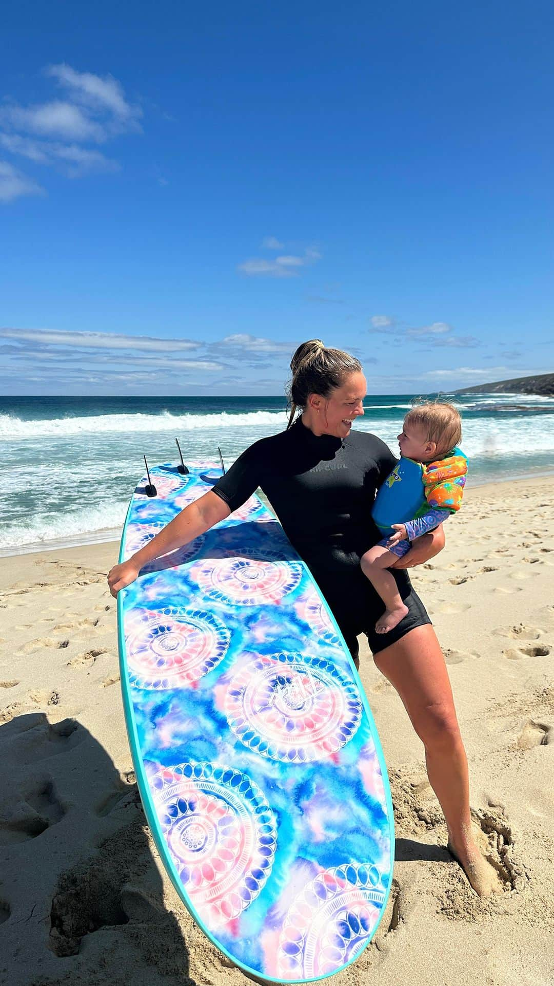 フェリシティー・パルマティアーのインスタグラム：「Forget baby steps, we’re all about baby waves around here! Took my one year old nice Poppy surfing today. Safe to say we have a new little shred lord in the making 😂🤙🏽   My 7’0 @thesurfboardwarehouse softboard was the perfect board!」