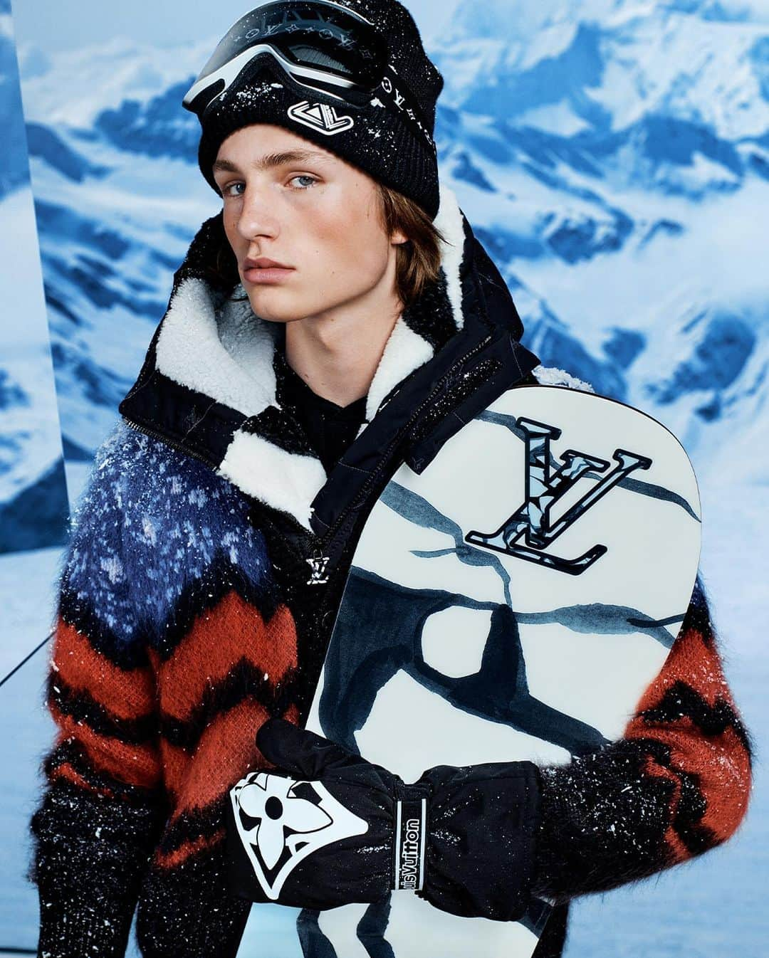 LVMHさんのインスタグラム写真 - (LVMHInstagram)「@louisvuitton’s LV Ski Collection 2023.  Like a flurry of snowflakes, the Maison's motifs enhance the classic alpine uniform in a myriad of winter essentials.  #LVMH #LouisVuitton #LVSKI」11月15日 16時42分 - lvmh