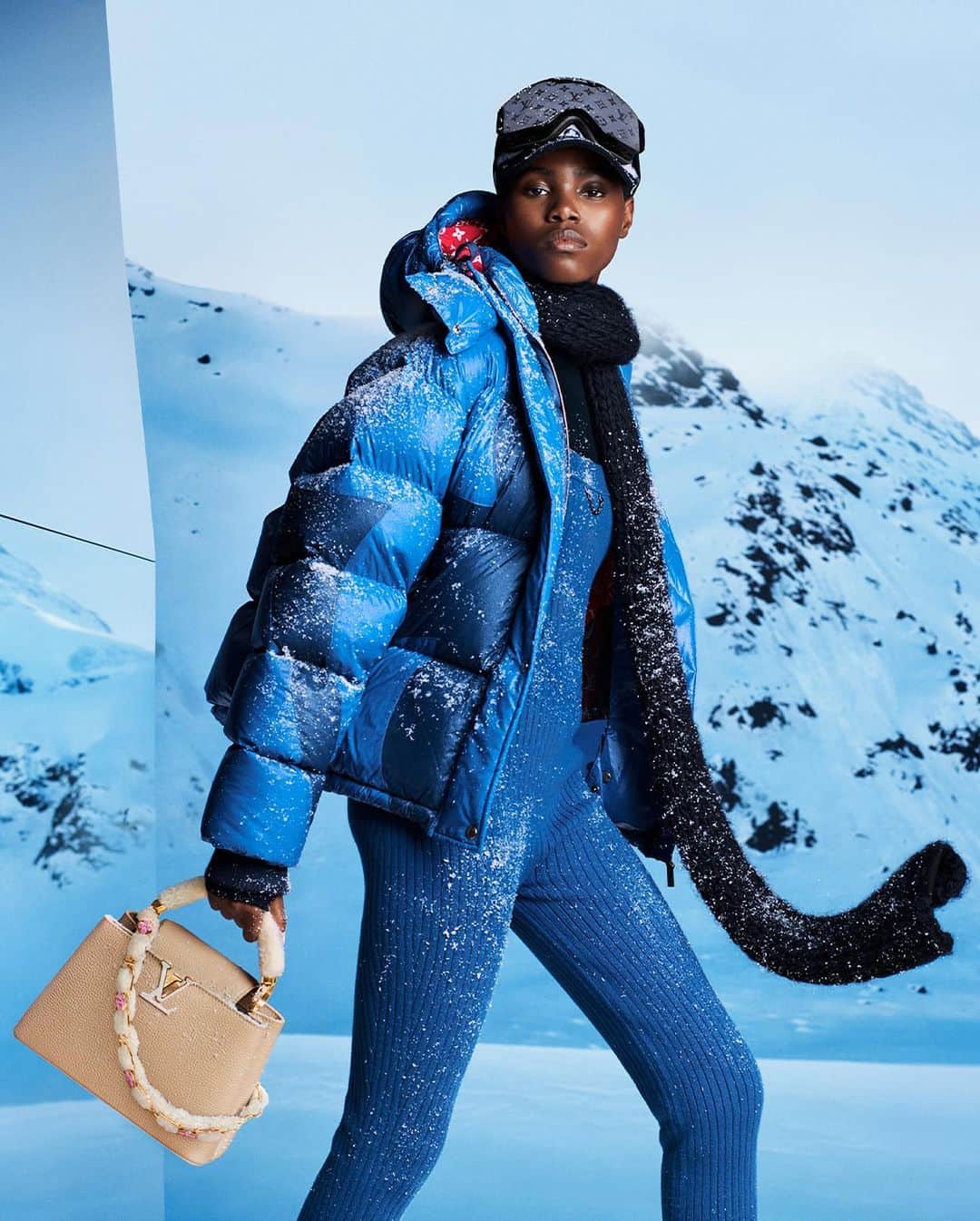 LVMHさんのインスタグラム写真 - (LVMHInstagram)「@louisvuitton’s LV Ski Collection 2023.  Like a flurry of snowflakes, the Maison's motifs enhance the classic alpine uniform in a myriad of winter essentials.  #LVMH #LouisVuitton #LVSKI」11月15日 16時42分 - lvmh