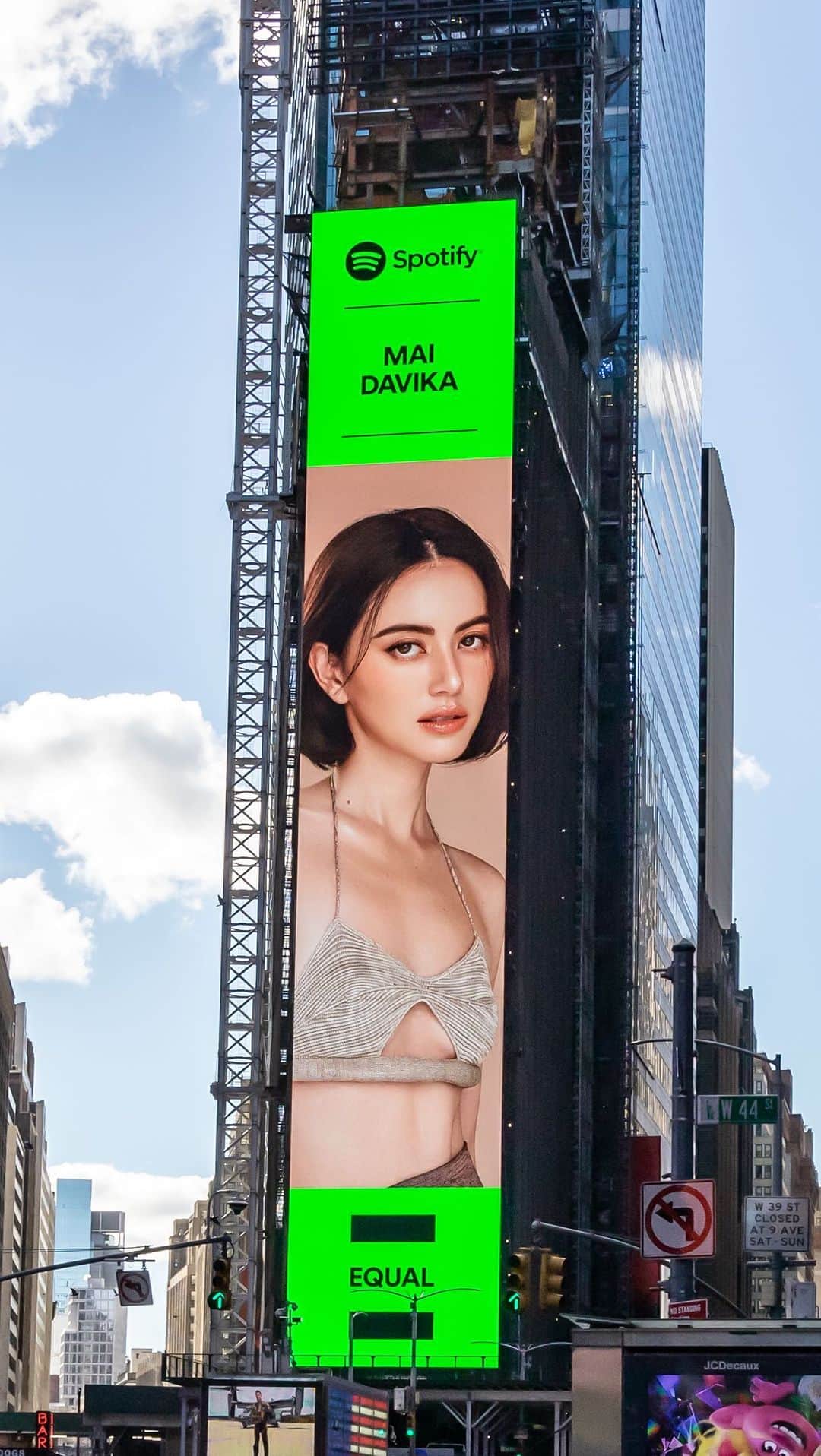 マイ・ダーウィカーのインスタグラム：「Check out my latest achievement! I made it all the way to Times Square in New York, USA! Thank you so much to all my fans that made this amazing dream a reality. Big thanks to Spotify Thailand and universalmusicth for all your support.」