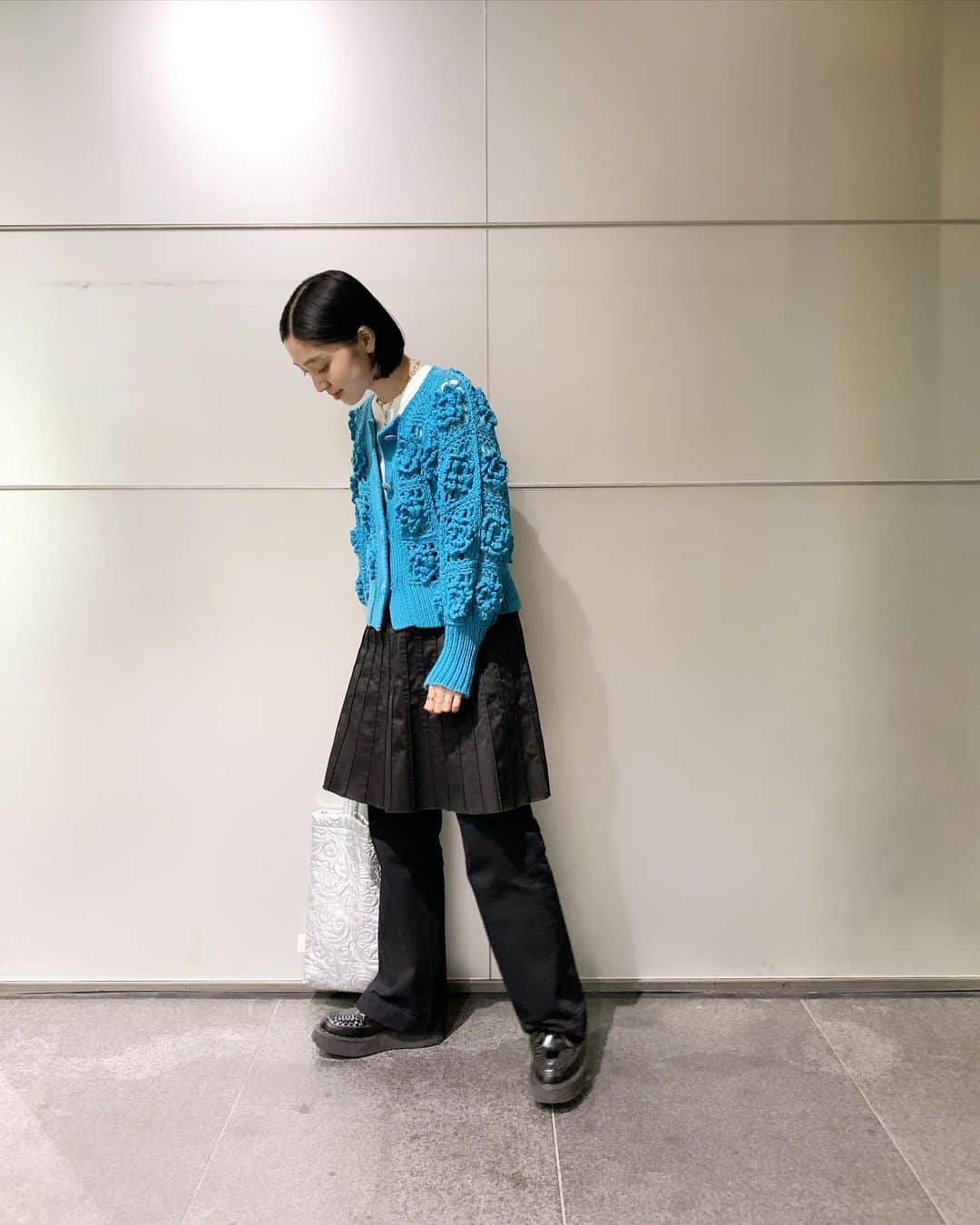 小谷実由のインスタグラム：「💎🦋🪡🪺🧊 knit @machupichu_shop . skirt used. bottoms @mamekurogouchi . shoes @georgecoxfootwear . bag @control_freak_official . #おみゆ箪笥」