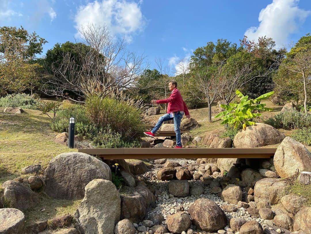ヒロ寺平さんのインスタグラム写真 - (ヒロ寺平Instagram)「Island Appendix  淡路島のオマケ。 国営明石海峡公園でも愉快に遊んだ。 秋をたっぷり感じてもらえればと付け加えた。  おちょけてるのでは、決してない。  #淡路島 #国営明石海峡公園 #ヒロ寺平 #ヒロT」11月15日 16時47分 - hiroteradaira
