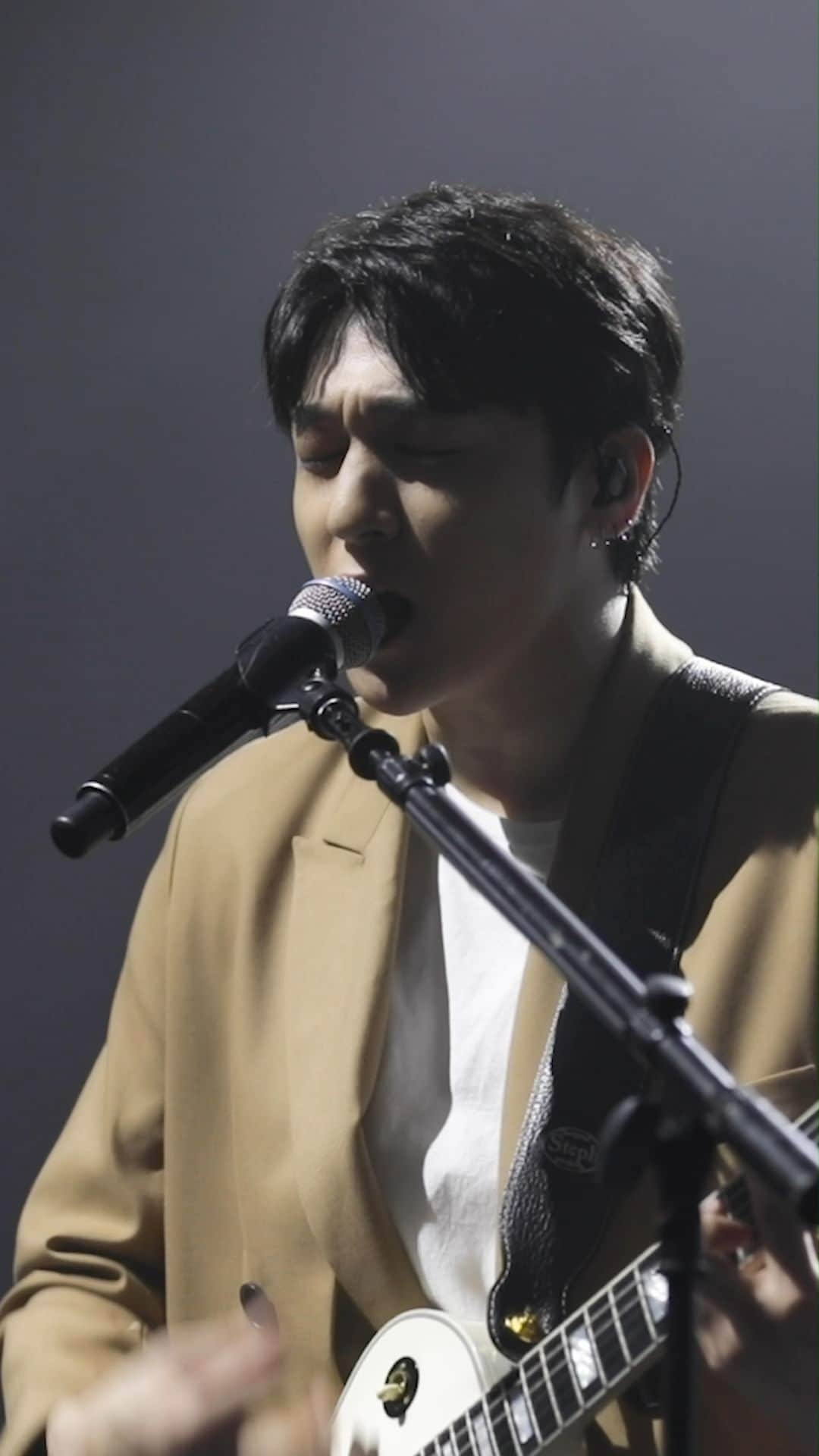 DAY6のインスタグラム：「[LIVE CAM] 성진 - 오늘은 내게 @ 2019 2ND WORLD TOUR 'GRAVITY'  #DAY6 #데이식스 #성진 #SUNGJIN #오늘은_내게  @sungddenly」