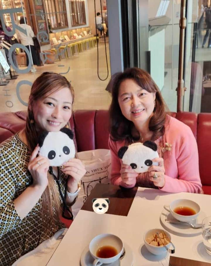 小野友葵子さんのインスタグラム写真 - (小野友葵子Instagram)「【TWO ROOMS日本橋さんでハンバーグランチ】  結構前ですが、 お世話になっている中川智栄子さんとランチへ。🍴  日本橋高島屋新館7Fにある TWO ROOMS日本橋さんにて。  パンダちゃんの可愛い ポシェットポーチをいただきました。🐼👝 お揃い～～！！💕  ビーフハンバーグステーキ。 とっても美味しかったですよ～！  色々おしゃべりできて、 楽しかったです～～！！✨  ｡.｡:+* ﾟ ゜ﾟ *+:｡.｡:+* ﾟ ゜ﾟ *+:｡.｡ 📻2023/11/18（土） 動画配信型ラジオレギュラー冠番組 『小野友葵子のBella Serata‼』 第1、第3土曜日 21：00～21：50生放送中 https://ameblo.jp/onoyukiko/entry-12827545902.html  🎵2023/12/12（火）15:00 酵素クレープ専門店クレープアリサ東京  💿小野友葵子コラボ参加CD発売中！ https://ameblo.jp/onoyukiko/entry-12800332342.html  🎼小野友葵子プロデュース若手オペラ歌手グループ『I  BOCCIOLI』メンバー募集中！ https://ameblo.jp/onoyukiko/entry-12800609513.html ｡.｡:+* ﾟ ゜ﾟ *+:｡.｡:+* ﾟ ゜ﾟ *+:｡.｡ 🌹HP https://www.onoyukiko.com/ 🌹ブログ http://ameblo.jp/onoyukiko 🌹Instagram（yukikoonosoprano） https://www.instagram.com/yukikoonosoprano/ 🌹Twitter https://twitter.com/yukiko_ono 🌹YouTube（YukikoOno小野友葵子） https://www.youtube.com/user/VitaRoseaYukikoOno 🌹小野友葵子のコンサートってどんな感じ？ https://youtu.be/bWges5LlLnw ｡.｡:+* ﾟ ゜ﾟ *+:｡.｡:+* ﾟ ゜ﾟ *+:｡.｡  #日本橋高島屋 #日本橋高島屋SC #TWOROOMS #ハンバーグ #ビーフハンバーグ #ビーフハンバーグステーキ #シーザーサラダ #パンプキンスープ #パンダのポシェットポーチ #日本橋ランチ #ソプラノ歌手 #オペラ歌手 #オペラ #錦戸部屋女将 #バラ好き #パンダ好き #ミラノ #イタリア #ラジオパーソナリティー #プロデューサー #若手アーティスト支援 #デビュー15周年」11月15日 16時48分 - yukikoonosoprano