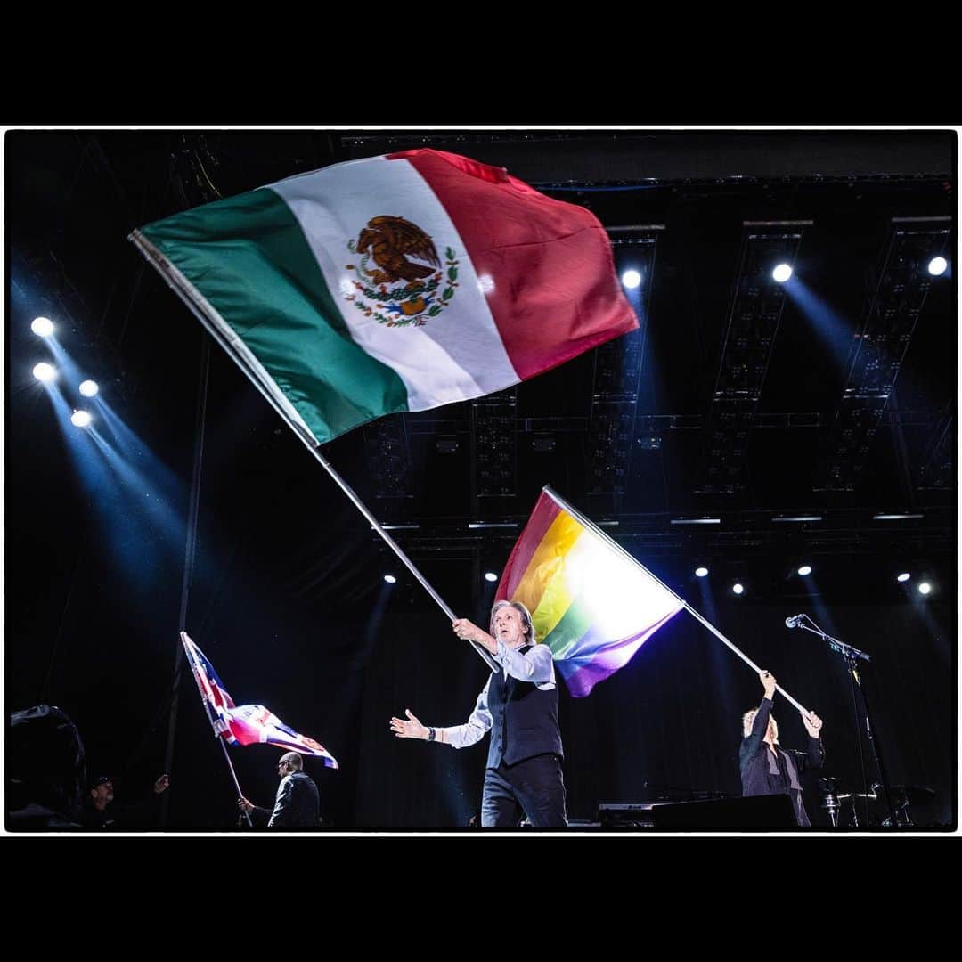 ポール・マッカートニーのインスタグラム：「Los Mexicanos son los mejores! What a night! 🇲🇽#PaulMcCartneyGotBack」