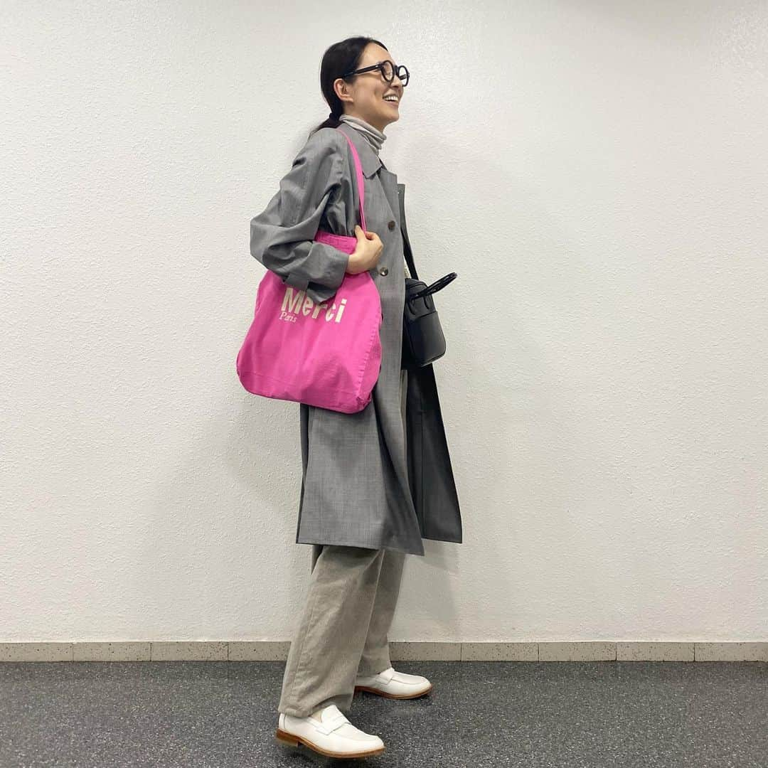 浜島直子さんのインスタグラム写真 - (浜島直子Instagram)「マネージャーのみやもちゃに会うと私服を撮ってもらえるので「みやもチャンス」と言うことにしました🤣 (ライターの栗ちゃん @tkmizuho 命名🌰！ナイスネーミング✨)  というわけで、今日はみやもチャンスの日😎🤞 @acura_entertainment  (みやもちゃいつもありがとう〜🫶)  今日のポイントは、マコちん @makoto087 からもらったパリのお土産のピンクのトートバッグです🩷 さすが、わかってるぅ😎🩷 今月号のLEE @magazinelee のピンク特集にも載っています🩷 ・ #みやもチャンス #コート　#auralee  #タートルネック　#soéju  #ベスト　#liveincomfort #felissimo  #パンツ　#yaeca #靴　#journalstandard  #バッグ　#commedesgarcons  #トートバッグ #merci  #眼鏡　#ogbyolivergoldsmith」11月15日 16時51分 - hamaji_0912