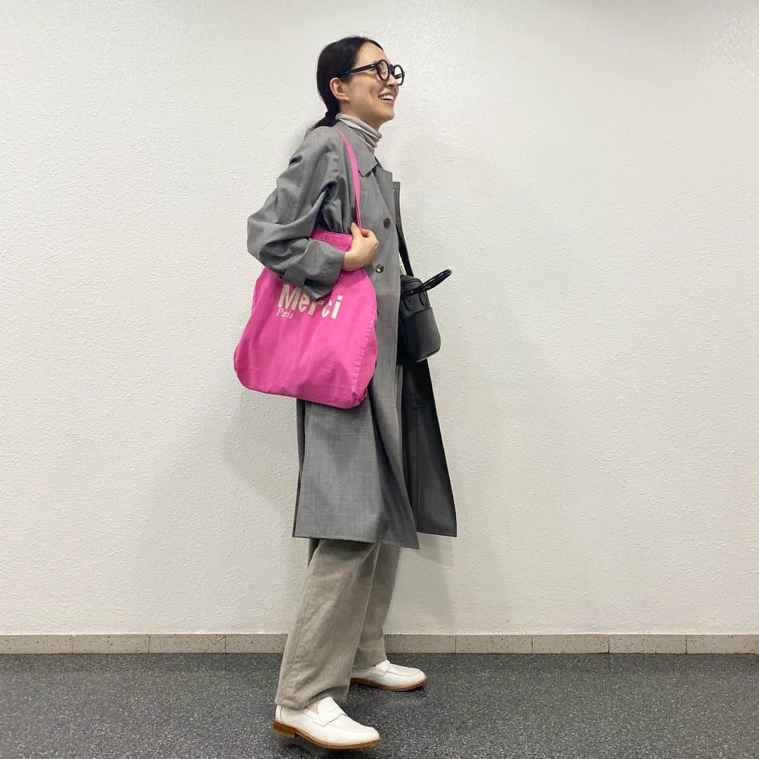 浜島直子のインスタグラム：「マネージャーのみやもちゃに会うと私服を撮ってもらえるので「みやもチャンス」と言うことにしました🤣 (ライターの栗ちゃん @tkmizuho 命名🌰！ナイスネーミング✨)  というわけで、今日はみやもチャンスの日😎🤞 @acura_entertainment  (みやもちゃいつもありがとう〜🫶)  今日のポイントは、マコちん @makoto087 からもらったパリのお土産のピンクのトートバッグです🩷 さすが、わかってるぅ😎🩷 今月号のLEE @magazinelee のピンク特集にも載っています🩷 ・ #みやもチャンス #コート　#auralee  #タートルネック　#soéju  #ベスト　#liveincomfort #felissimo  #パンツ　#yaeca #靴　#journalstandard  #バッグ　#commedesgarcons  #トートバッグ #merci  #眼鏡　#ogbyolivergoldsmith」