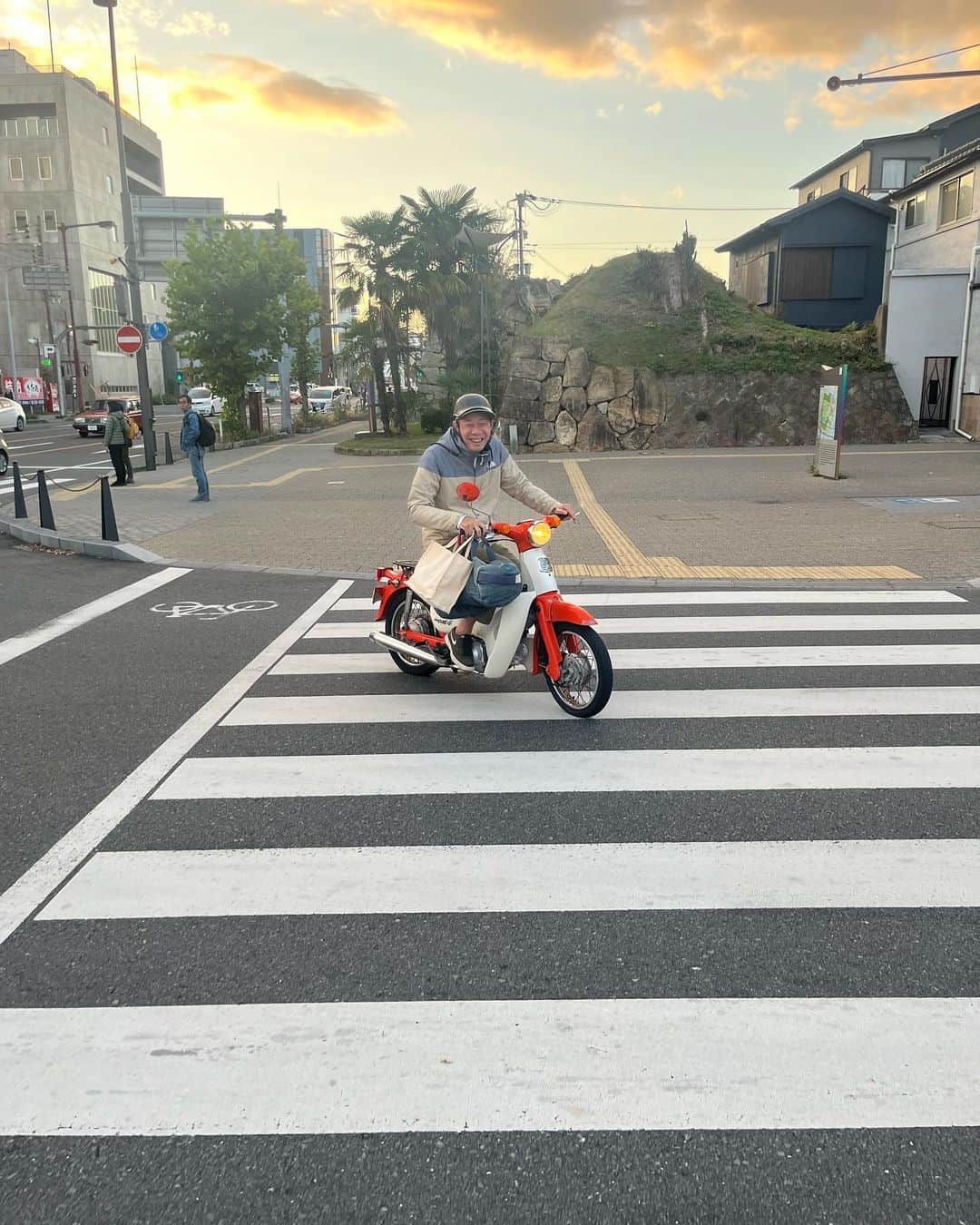 安野勇太のインスタグラム：「本日は姫路BETAにてHAWAIIAN6"Rusted"TOUR。bachoと2マンです。リハ後コンビニに行こうと歩いていたらともありに遭遇したのですが、なんかおもしろかったので思わず撮りましたww当日券もありますので有閑な方は何卒！🙇」