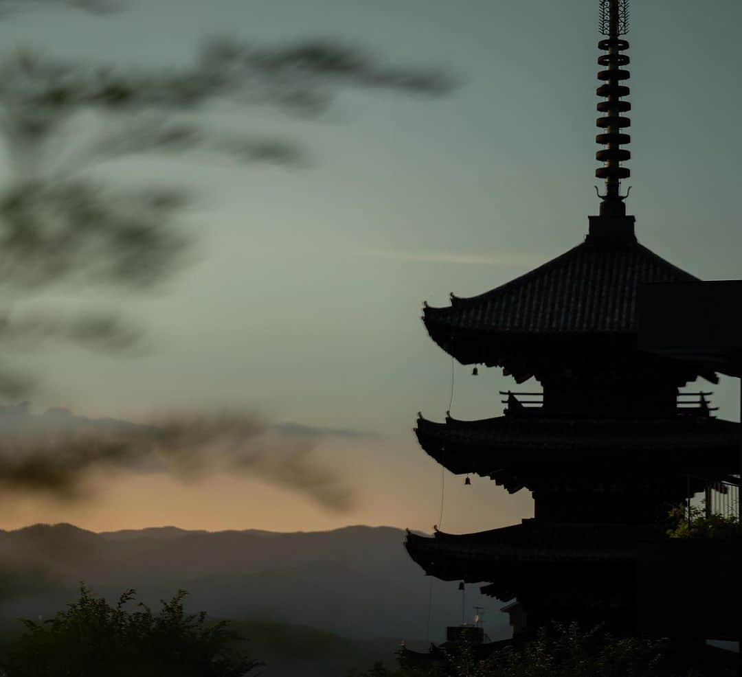 KIYOMIZU京都東山 公式のインスタグラム：「. 清水寺、ニ寧坂、八坂の塔など 京都ならではの景観にとけこむ和の邸宅 KIYOMIZU京都東山  風情が訪れる人を魅了する格別なロケーションで ゲストをおもてなししませんか？  -———————  @kiyomizu_kyoto_higashiyama をフォローし 【#kiyomizu京都東山】で検索してくださいね❖  #スタイルズ花嫁 #KIYOMIZU京都東山 #KIYOMIZU花嫁 #ブライダルハウスtutu #シェアーズヘアメイク #京都花嫁 #京都結婚式場 #庭園 #和婚 #和婚花嫁 #式場探し  #京都婚 #東山」