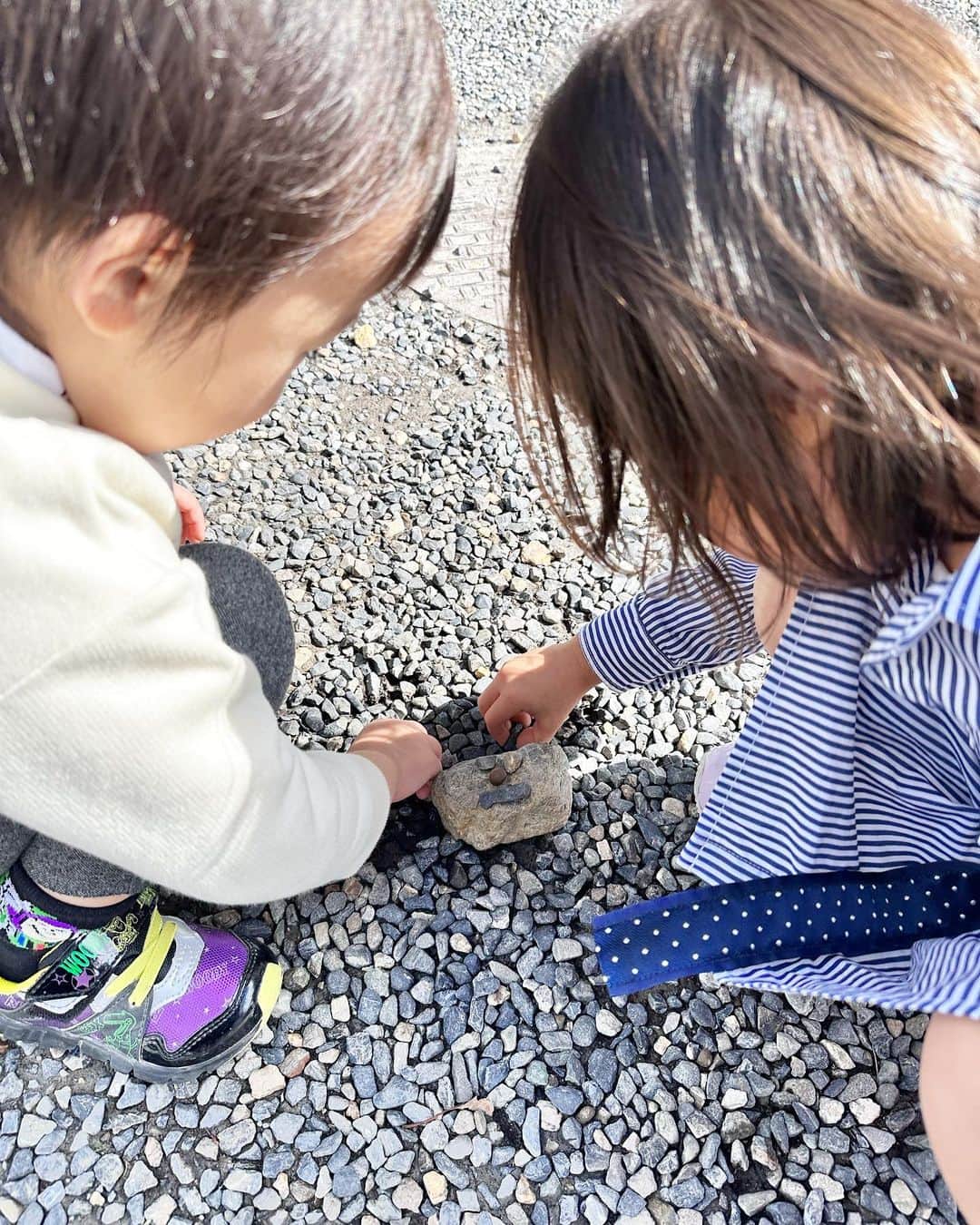 小林真由さんのインスタグラム写真 - (小林真由Instagram)「今年もアートコラボレーション京都へ。 ⁡ 再会もあったり京都ではたくさんの方に会えて刺激的🍁 食とアートでお腹いっぱいな週末でした。  ⁡ ⁡ipadのらくがきラブな娘。  最後はちょうど1年前。 来年はゆっくり行きたいなぁ🍡🍁  #ファッション #コーデ #ママコーデ #女の子ママ #男の子ママ #ママライフ #コーディネート #４歳 #3歳 #京都 #旅行 #国内旅行 #子連れ旅行 #アート #ack #artcollaborationkyoto #嵐山」11月15日 16時52分 - mayukobayashii