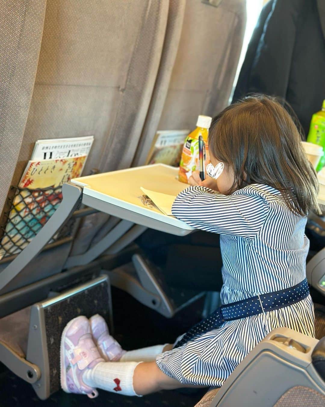 小林真由さんのインスタグラム写真 - (小林真由Instagram)「今年もアートコラボレーション京都へ。 ⁡ 再会もあったり京都ではたくさんの方に会えて刺激的🍁 食とアートでお腹いっぱいな週末でした。  ⁡ ⁡ipadのらくがきラブな娘。  最後はちょうど1年前。 来年はゆっくり行きたいなぁ🍡🍁  #ファッション #コーデ #ママコーデ #女の子ママ #男の子ママ #ママライフ #コーディネート #４歳 #3歳 #京都 #旅行 #国内旅行 #子連れ旅行 #アート #ack #artcollaborationkyoto #嵐山」11月15日 16時52分 - mayukobayashii