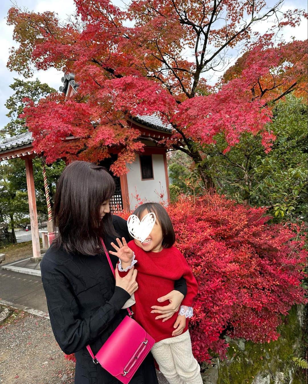 小林真由さんのインスタグラム写真 - (小林真由Instagram)「今年もアートコラボレーション京都へ。 ⁡ 再会もあったり京都ではたくさんの方に会えて刺激的🍁 食とアートでお腹いっぱいな週末でした。  ⁡ ⁡ipadのらくがきラブな娘。  最後はちょうど1年前。 来年はゆっくり行きたいなぁ🍡🍁  #ファッション #コーデ #ママコーデ #女の子ママ #男の子ママ #ママライフ #コーディネート #４歳 #3歳 #京都 #旅行 #国内旅行 #子連れ旅行 #アート #ack #artcollaborationkyoto #嵐山」11月15日 16時52分 - mayukobayashii