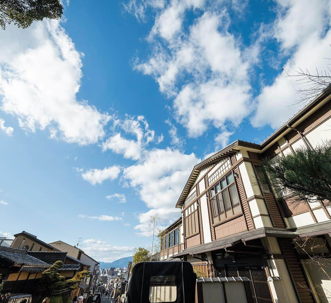 KIYOMIZU京都東山 公式さんのインスタグラム写真 - (KIYOMIZU京都東山 公式Instagram)「. 清水寺、ニ寧坂、八坂の塔など 京都ならではの景観にとけこむ和の邸宅 KIYOMIZU京都東山  風情が訪れる人を魅了する格別なロケーションで ゲストをおもてなししませんか？  -———————  @kiyomizu_kyoto_higashiyama をフォローし 【#kiyomizu京都東山】で検索してくださいね❖  #スタイルズ花嫁 #KIYOMIZU京都東山 #KIYOMIZU花嫁 #ブライダルハウスtutu #シェアーズヘアメイク #京都花嫁 #京都結婚式場 #庭園 #和婚 #和婚花嫁 #式場探し  #京都婚 #東山」11月15日 16時52分 - kiyomizu_kyoto_higashiyama