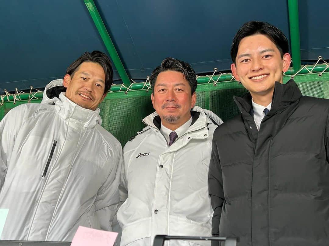 大川立樹のインスタグラム：「. 館山昌平さん、坂口智隆さんの解説で プロ野球12球団合同トライアウトの模様をお届けしました  トライアウト終了後 ファイターズ鎌ヶ谷スタジアムは 選手の皆さんにむけて ご家族、ファンの皆さんによる 温かい拍手に包まれました  #プロ野球 #館山昌平 さん #坂口智隆 さん #大川立樹」