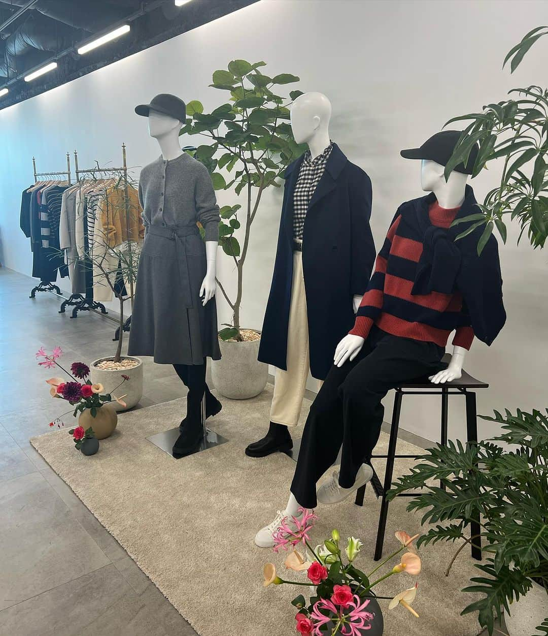 葉加瀬マイさんのインスタグラム写真 - (葉加瀬マイInstagram)「先日「UNIQLO and JW ANDERSON」と「UNIQLO and COMPTOIR DES COTONNIERS」23FWシーズンの合同展示会に行ってきました☺️ちょうど今発売していて、あたたかなセットアップやセーター、ワンピースをゲットしたよ🩷あゆむとおそろで何を着ようかと真剣に悩んだ🤭 UNIQLOのいつもとはまた違うオシャレなデザインにUNIQLOならではの着心地の良さもあってこの冬かなりつかえそうです☺️✌️  #UNIQLO #UNIQLOコーデ #jwundersonxuniqlo  #comptoirdescotonniers」11月15日 16時55分 - m.hakase