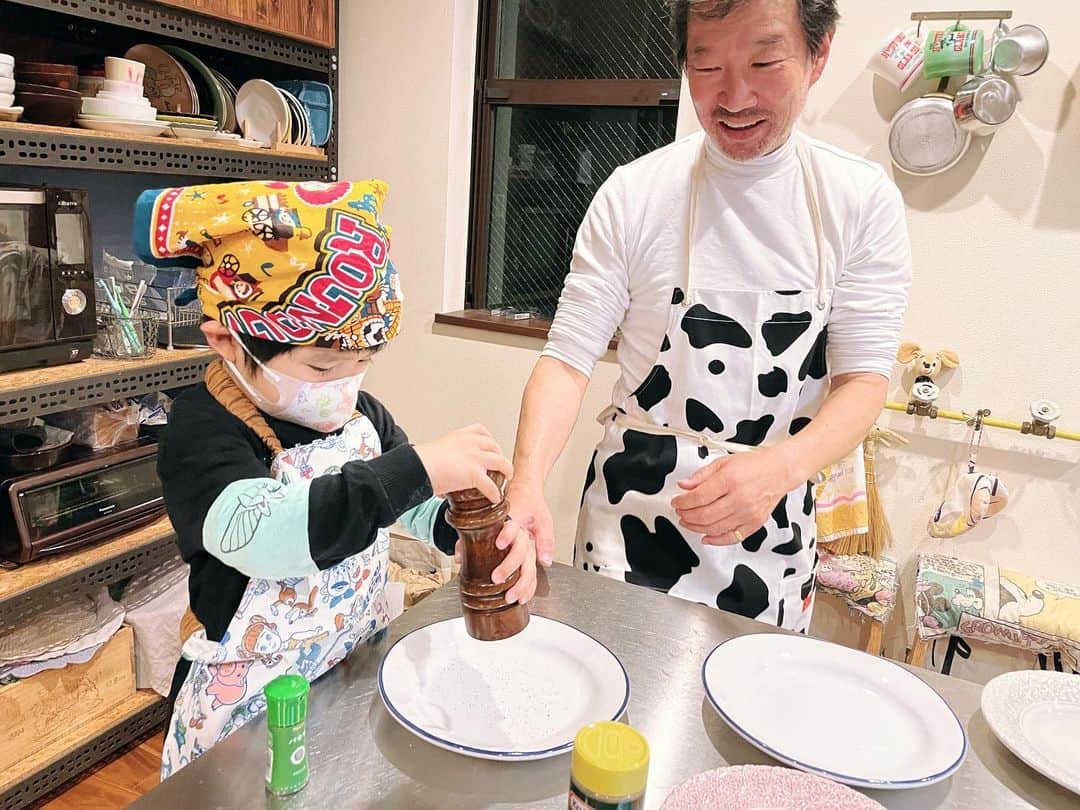 西方凌のインスタグラム：「我が家の料理男子たち👦👨❤️   しかし、 ご飯作ってもらう日が多過ぎて… @kimkimni ありがとう😂       #料理男子 #3歳男の子」