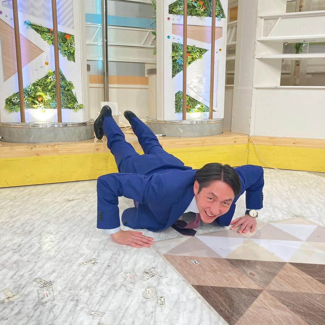 のインスタグラム：「「やっぱり筋トレって大事なんだな〜」と、腕立て伏せをする亮太さんです！🔥  #テレビ朝日ワイドスクランブル#大下容子ワイドスクランブル#ワイドスクランブル#アナウンサー#佐々木亮太」