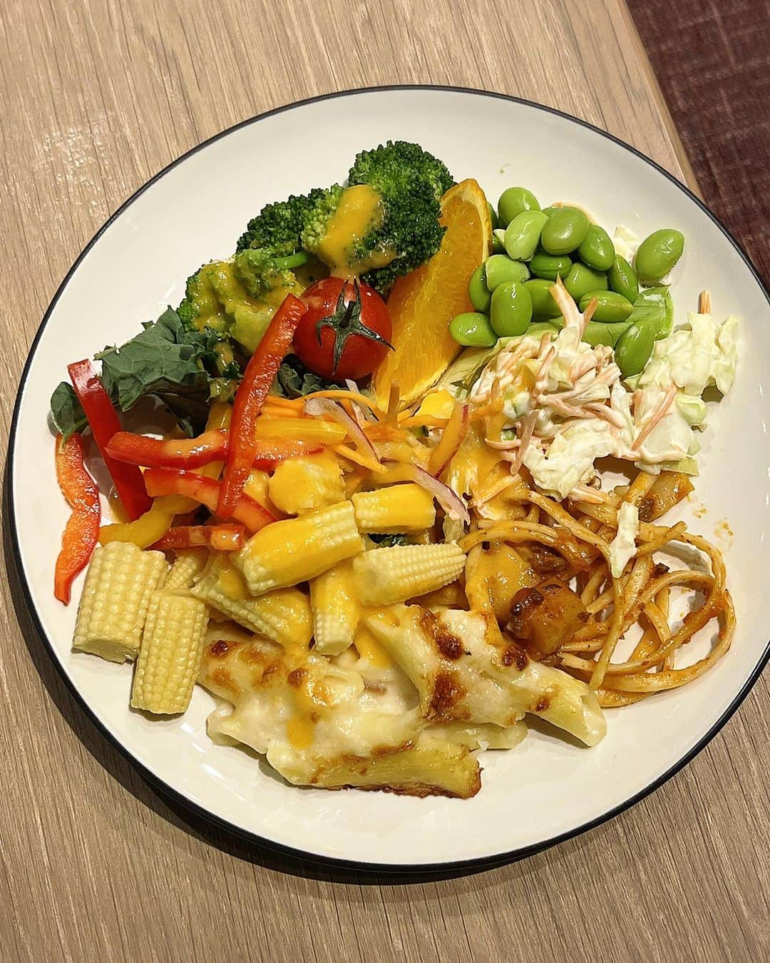 外村美姫さんのインスタグラム写真 - (外村美姫Instagram)「シズラー(Sizzler)皆様ご存知ですか?? 1958年アメリカ・カリフォルニア創業のサラダバー＆グリルレストランです。本日は【東京国際フォーラム店】パスタ・タコスも楽しめるプレミアムサラダバーを利用。  プレミアムサラダバーには旬の野菜をはじめフレッシュなデリサラダ、スープ、フルーツ、パスタ、タコス、デザート、ドリンクなど70種類以上が。まさに食のミューズメントパーク。野菜不足の解消もここなら最強説あり。  スタイリッシュで美しい店内はウェイティング中のお客様も多かった人気店。サラダも。スープ、パン、パスタ、カレー、タコスなどのホットフードも。フルーツや手作りスイーツ、ドリンクバーまで全て揃ってて驚き。パスタやグラタンも頂きました。とっても美味しかったです。プリンも美味しくておかわり。 チーズトーストも初めて食べたけどクセになる美味しさ。  「プレミアムサラダバー」だけ注文してもいいの?? 多くの方が疑問に思っている様ですが「いいんです」‼︎ ビュッフェスタイルで好きな物をおかわりしてOK。お野菜もフレッシュだし、お料理も美味しくて、とにかく最高でした!! また利用したいな‼︎  詳しくは公式サイトへ!! ＠sizzlerjapan  #シズラー #sizzler #サラダバー #ビュッフェ #instagood #instafood #vegestagram #シズラー東京国際フォーラム店 #東京グルメ #千代田区グルメ #PR  #サラダ #野菜 #スープ #パスタ #タコス #デザート #スイーツ #ドリンク #フルーツ #ランチ #野菜料理 #野菜たっぷり #野菜サラダ  #lunch #外村美姫 #スイーツ #ランチ巡り #レストラン #カフェスタグラム #グルメ」11月15日 16時56分 - mikitonomura