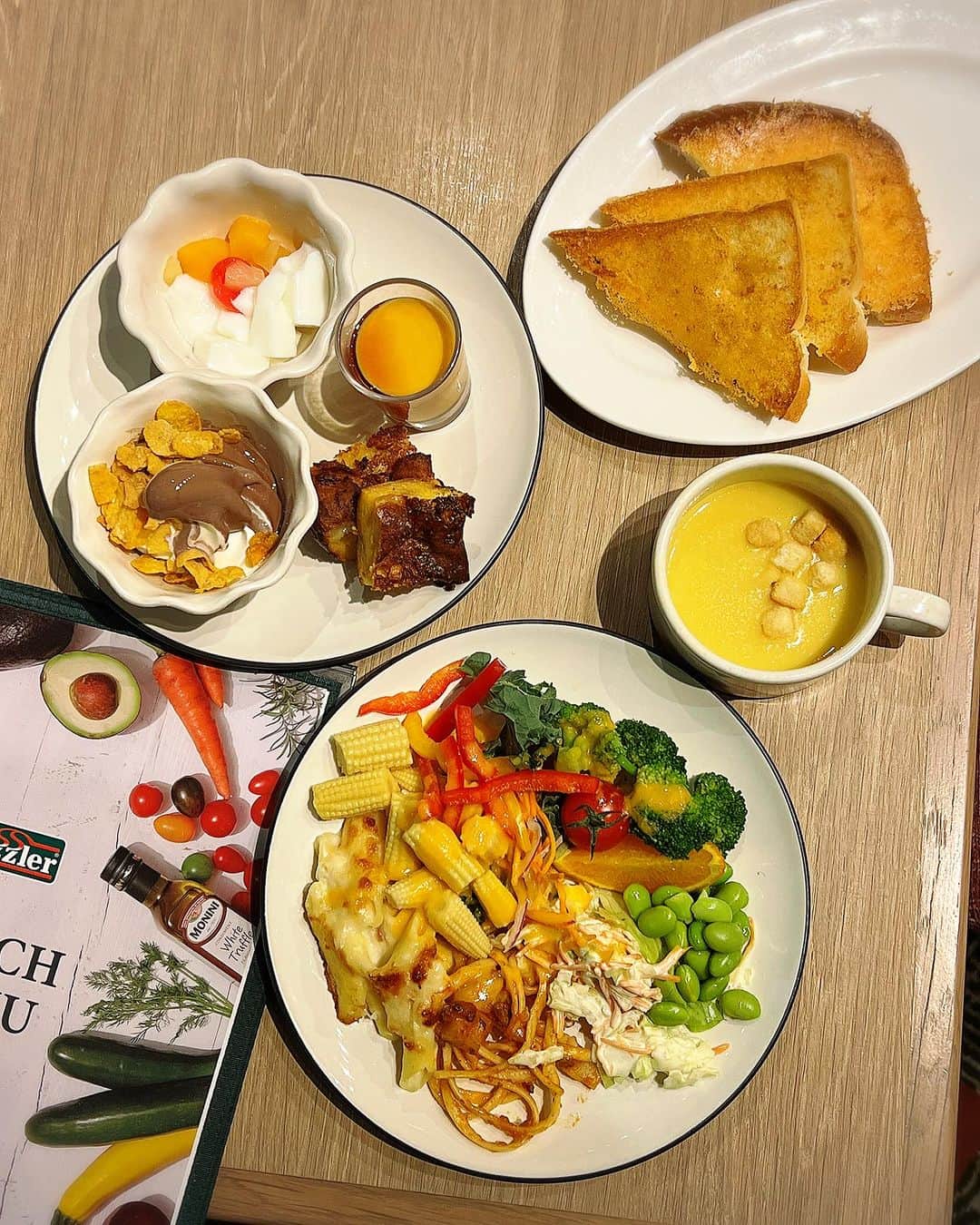外村美姫さんのインスタグラム写真 - (外村美姫Instagram)「シズラー(Sizzler)皆様ご存知ですか?? 1958年アメリカ・カリフォルニア創業のサラダバー＆グリルレストランです。本日は【東京国際フォーラム店】パスタ・タコスも楽しめるプレミアムサラダバーを利用。  プレミアムサラダバーには旬の野菜をはじめフレッシュなデリサラダ、スープ、フルーツ、パスタ、タコス、デザート、ドリンクなど70種類以上が。まさに食のミューズメントパーク。野菜不足の解消もここなら最強説あり。  スタイリッシュで美しい店内はウェイティング中のお客様も多かった人気店。サラダも。スープ、パン、パスタ、カレー、タコスなどのホットフードも。フルーツや手作りスイーツ、ドリンクバーまで全て揃ってて驚き。パスタやグラタンも頂きました。とっても美味しかったです。プリンも美味しくておかわり。 チーズトーストも初めて食べたけどクセになる美味しさ。  「プレミアムサラダバー」だけ注文してもいいの?? 多くの方が疑問に思っている様ですが「いいんです」‼︎ ビュッフェスタイルで好きな物をおかわりしてOK。お野菜もフレッシュだし、お料理も美味しくて、とにかく最高でした!! また利用したいな‼︎  詳しくは公式サイトへ!! ＠sizzlerjapan  #シズラー #sizzler #サラダバー #ビュッフェ #instagood #instafood #vegestagram #シズラー東京国際フォーラム店 #東京グルメ #千代田区グルメ #PR  #サラダ #野菜 #スープ #パスタ #タコス #デザート #スイーツ #ドリンク #フルーツ #ランチ #野菜料理 #野菜たっぷり #野菜サラダ  #lunch #外村美姫 #スイーツ #ランチ巡り #レストラン #カフェスタグラム #グルメ」11月15日 16時56分 - mikitonomura
