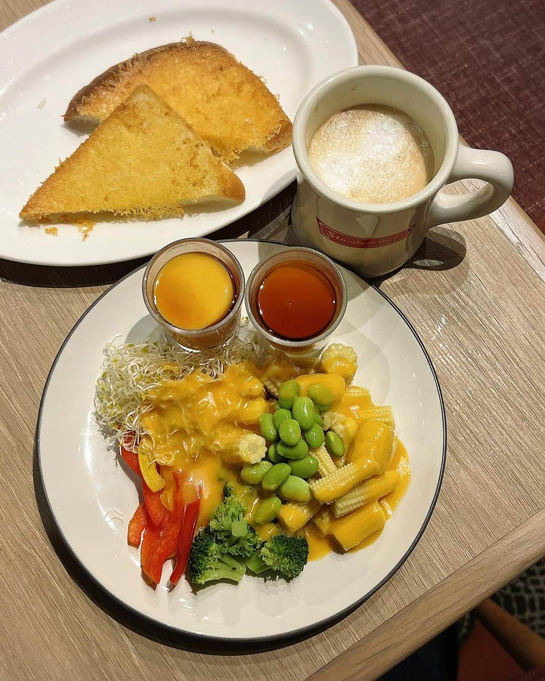 外村美姫さんのインスタグラム写真 - (外村美姫Instagram)「シズラー(Sizzler)皆様ご存知ですか?? 1958年アメリカ・カリフォルニア創業のサラダバー＆グリルレストランです。本日は【東京国際フォーラム店】パスタ・タコスも楽しめるプレミアムサラダバーを利用。  プレミアムサラダバーには旬の野菜をはじめフレッシュなデリサラダ、スープ、フルーツ、パスタ、タコス、デザート、ドリンクなど70種類以上が。まさに食のミューズメントパーク。野菜不足の解消もここなら最強説あり。  スタイリッシュで美しい店内はウェイティング中のお客様も多かった人気店。サラダも。スープ、パン、パスタ、カレー、タコスなどのホットフードも。フルーツや手作りスイーツ、ドリンクバーまで全て揃ってて驚き。パスタやグラタンも頂きました。とっても美味しかったです。プリンも美味しくておかわり。 チーズトーストも初めて食べたけどクセになる美味しさ。  「プレミアムサラダバー」だけ注文してもいいの?? 多くの方が疑問に思っている様ですが「いいんです」‼︎ ビュッフェスタイルで好きな物をおかわりしてOK。お野菜もフレッシュだし、お料理も美味しくて、とにかく最高でした!! また利用したいな‼︎  詳しくは公式サイトへ!! ＠sizzlerjapan  #シズラー #sizzler #サラダバー #ビュッフェ #instagood #instafood #vegestagram #シズラー東京国際フォーラム店 #東京グルメ #千代田区グルメ #PR  #サラダ #野菜 #スープ #パスタ #タコス #デザート #スイーツ #ドリンク #フルーツ #ランチ #野菜料理 #野菜たっぷり #野菜サラダ  #lunch #外村美姫 #スイーツ #ランチ巡り #レストラン #カフェスタグラム #グルメ」11月15日 16時56分 - mikitonomura
