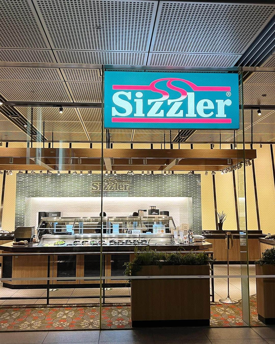 外村美姫さんのインスタグラム写真 - (外村美姫Instagram)「シズラー(Sizzler)皆様ご存知ですか?? 1958年アメリカ・カリフォルニア創業のサラダバー＆グリルレストランです。本日は【東京国際フォーラム店】パスタ・タコスも楽しめるプレミアムサラダバーを利用。  プレミアムサラダバーには旬の野菜をはじめフレッシュなデリサラダ、スープ、フルーツ、パスタ、タコス、デザート、ドリンクなど70種類以上が。まさに食のミューズメントパーク。野菜不足の解消もここなら最強説あり。  スタイリッシュで美しい店内はウェイティング中のお客様も多かった人気店。サラダも。スープ、パン、パスタ、カレー、タコスなどのホットフードも。フルーツや手作りスイーツ、ドリンクバーまで全て揃ってて驚き。パスタやグラタンも頂きました。とっても美味しかったです。プリンも美味しくておかわり。 チーズトーストも初めて食べたけどクセになる美味しさ。  「プレミアムサラダバー」だけ注文してもいいの?? 多くの方が疑問に思っている様ですが「いいんです」‼︎ ビュッフェスタイルで好きな物をおかわりしてOK。お野菜もフレッシュだし、お料理も美味しくて、とにかく最高でした!! また利用したいな‼︎  詳しくは公式サイトへ!! ＠sizzlerjapan  #シズラー #sizzler #サラダバー #ビュッフェ #instagood #instafood #vegestagram #シズラー東京国際フォーラム店 #東京グルメ #千代田区グルメ #PR  #サラダ #野菜 #スープ #パスタ #タコス #デザート #スイーツ #ドリンク #フルーツ #ランチ #野菜料理 #野菜たっぷり #野菜サラダ  #lunch #外村美姫 #スイーツ #ランチ巡り #レストラン #カフェスタグラム #グルメ」11月15日 16時56分 - mikitonomura