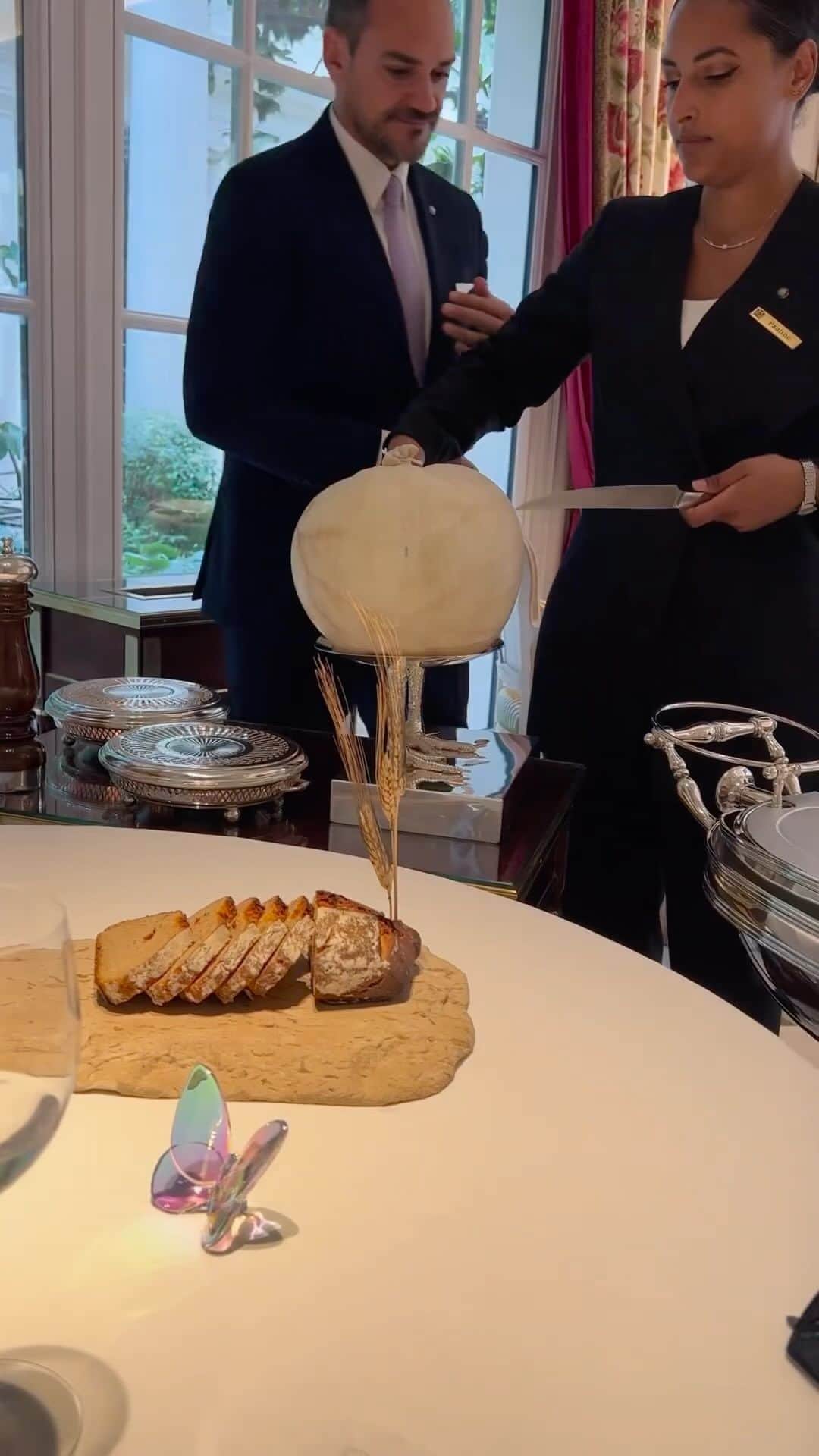 のインスタグラム：「@theglamshrimp Would you eat “Poularde de Bresse en vessie” (Bresse chicken cooked in a pig bladder) this dish is served at 3 Michelin Star restaurant Epicure in Paris France. The chigken is stuffed with foie gras, truffles, and other flavorings, then enclosed in a pig bladder and poached in chicken broth.」