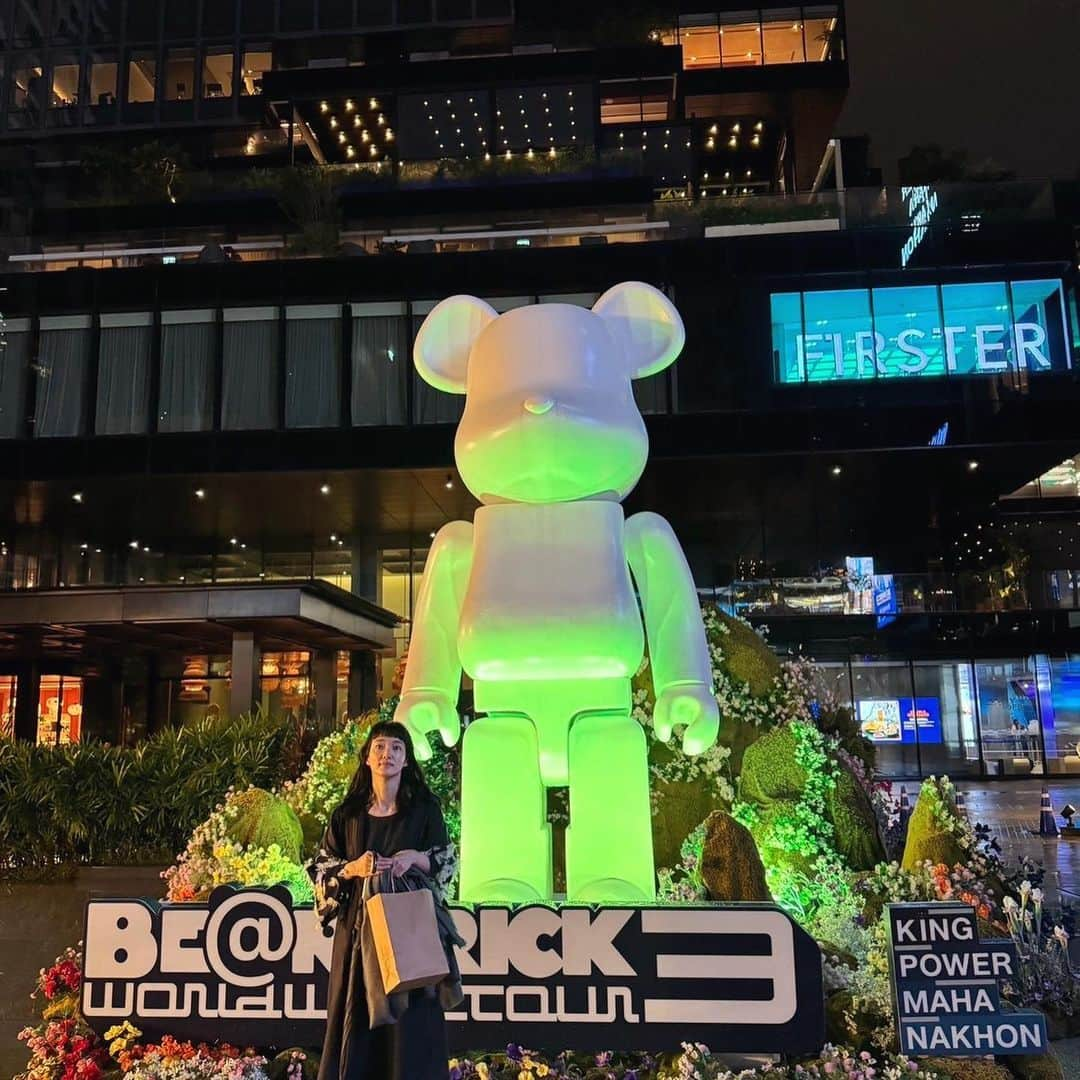 入山法子さんのインスタグラム写真 - (入山法子Instagram)「バンコクの夜。  滞在時に開催中だった BE@RBRICK WOULD WIDE TOUR 3 in Bangkok 観に行ってきました！  自分が作ったベアちゃんとの再会に思わず涙ぐむわたし…。  ああ、これ作ってたときマタもダンもいたなぁ、 作業にちょっかい出してきたり 隣でお昼寝してたり、してたなぁ、、、と。 頑張って作ったなぁ、それがこんなふうに海を渡って知らない人たちに観てもらえてるなんて、幸せだなぁ、、と。  我が子が誇らしい母のような気持ちになりました🧸✈️✨✨  バンコクの展示から仲間入りした ベアちゃんたちも観られて、楽しい夜でした☺️」11月15日 16時57分 - iriyamanoriko_official