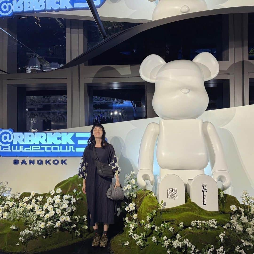 入山法子さんのインスタグラム写真 - (入山法子Instagram)「バンコクの夜。  滞在時に開催中だった BE@RBRICK WOULD WIDE TOUR 3 in Bangkok 観に行ってきました！  自分が作ったベアちゃんとの再会に思わず涙ぐむわたし…。  ああ、これ作ってたときマタもダンもいたなぁ、 作業にちょっかい出してきたり 隣でお昼寝してたり、してたなぁ、、、と。 頑張って作ったなぁ、それがこんなふうに海を渡って知らない人たちに観てもらえてるなんて、幸せだなぁ、、と。  我が子が誇らしい母のような気持ちになりました🧸✈️✨✨  バンコクの展示から仲間入りした ベアちゃんたちも観られて、楽しい夜でした☺️」11月15日 16時57分 - iriyamanoriko_official