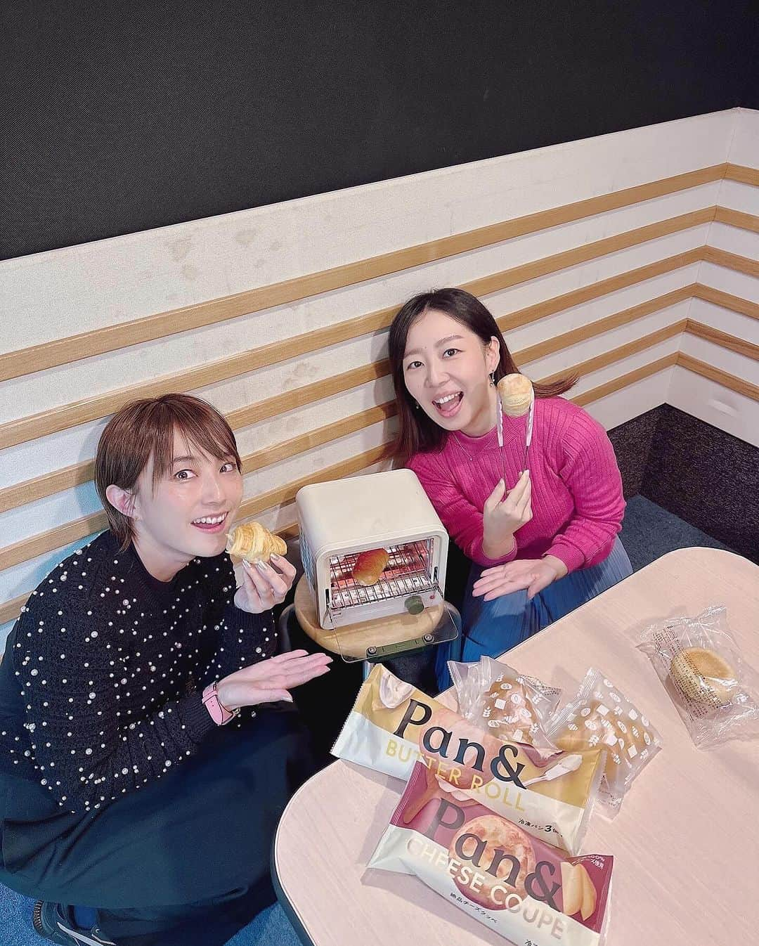 細田阿也のインスタグラム：「@setagayadream834  #世田谷ドリームプロジェクト  @stylebread1923  冷凍パン　#pan& を扱う #スタイルブレッド さん 広報として働いてらっしゃる柚木さんが駆けつけてくれました！  #世田谷パンまつり @setagayapanmatsuri  今回初出店し 大反響、即完売だったとか✨  #至福のクロワッサン #メルティ塩バターパン などなど50.60種類販売しているそうで  ご自宅にもpan&として展開している他  昨日リリースされた オフィスで焼きたてのパンを食べられる福利厚生向けサービス #HOUSEBAKERY も！  @ayacayunoki  #成城大学 繋がりでもある あやかちゃんとは何年来だろか、⚽️イベントにもきてくれて取材くださったりしていたご縁にて♡  SMAPさん好き話もできて あやかちゃんの活躍されてる話も伺え 楽しくあっという間でした😊  またゆっくりと♡  皆様も是非焼き立てを味わえる美味しいパンpan&お試しくださいませ♡」