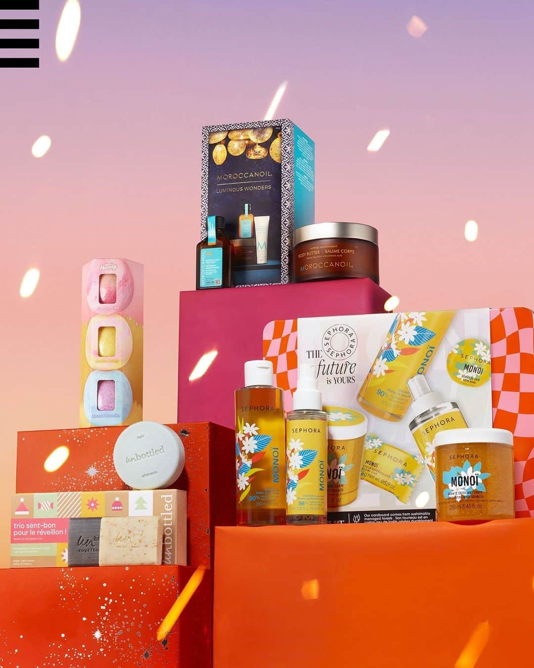 のインスタグラム：「La catégorie est... " sent-bon " ! 🧼🛁 Pour les fêtes, on met le paquet sur les coffrets en édition limitée. ⁣ ⁣ 🔸Savons - Trio sent-bon pour le réveillon @unbottled.co⁣ 🔸Bombes de bain - Kit Bathbomb Ice Cream Scoops @mercihandy⁣ 🔸Coffret nourrissant cheveux - Merveilles Lumineuses @moroccanoileu⁣ 🔸Coffret bien-être monoï - The Future is Yours @sephoracollection⁣ ⁣ Uniquement chez Sephora.⁣ #SephoraFrance #Holidays」
