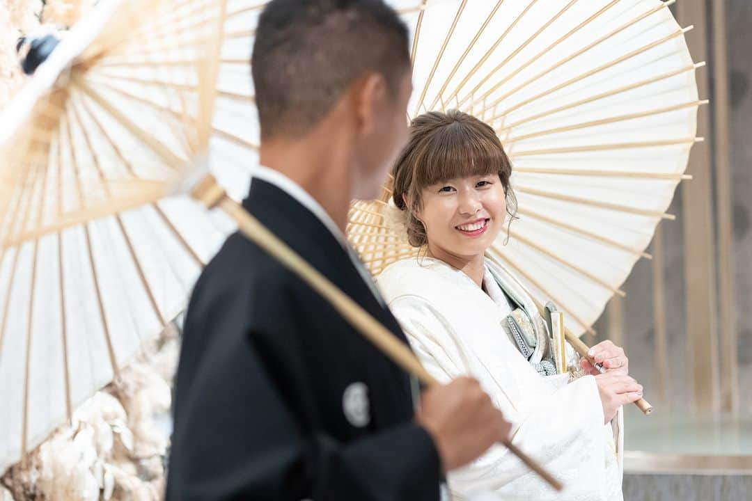 【公式】小さな結婚式さんのインスタグラム写真 - (【公式】小さな結婚式Instagram)「. @petit.wedding をフォローしてね♩ #小さな結婚式 をつけてのお写真投稿も大歓迎です♡ こちらの公式IGでリグラムさせていただきます＊ . お子さまをあやすご新郎さまに そんなおふたりを見守る花嫁さま。  おふたりのお顔には自然な笑顔が浮かび、 今にも”笑い声”が聞こえてきそうなお写真です。 . >>#小さな結婚式京都店 . ——————— #petitwedding #ラヴィファクトリー #前撮り #結婚式 #プレ花嫁 #卒花 #家族婚 #少人数結婚式 #ウェディング #wedding #bridal #weddingdress #花嫁 #挙式 #結婚式準備 #式場探し #日本中のプレ花嫁さまと繋がりたい #結婚式の思い出に浸る会 #結婚準備 #京都花嫁 #ウェディングフォト #花嫁コーディネート #結婚式前撮り #フォトウェディング #スタジオフォト #パパママ婚 #ファミリーウェディング #和装花嫁」11月15日 17時00分 - petit.wedding