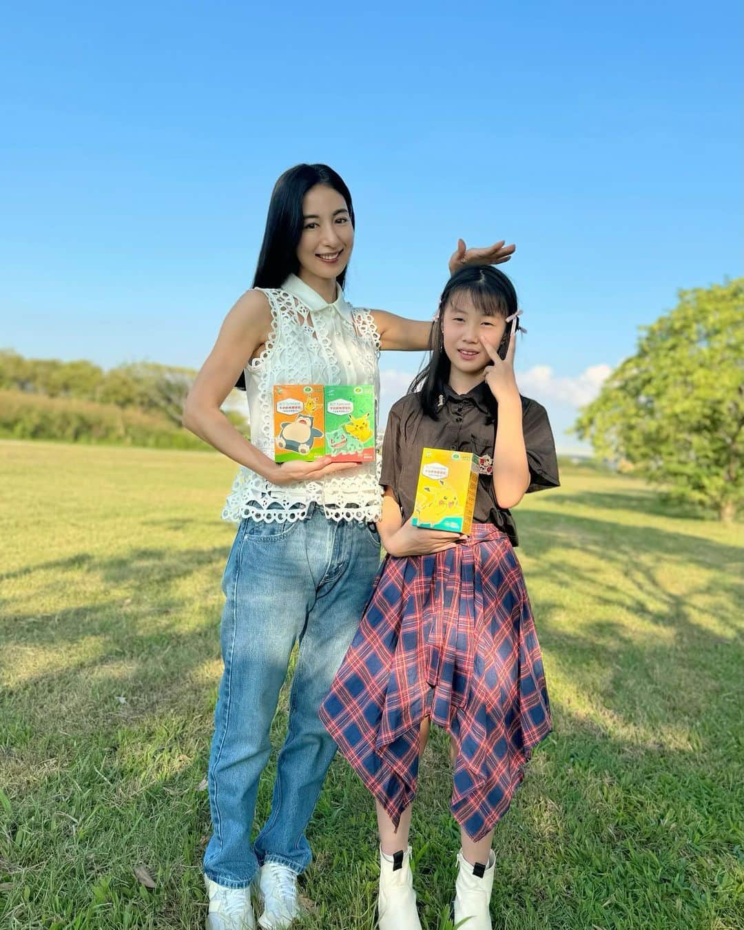 大久保麻梨子のインスタグラム：「來看看我與姪女霓霓為什麼笑的這麼開心🥳 因為收到 #船井高成長 出新品了🙌🏻  一共有3款👉 https://funcare.net/vT1f6 實在太可愛了~~是Pokémon皮卡丘💛  台日合作 #船井牛奶鈣魚膠原粉 台灣健康食品認證🇹🇼 ✖ 日本最受歡迎IP🇯🇵 📌擁有「台日雙健康食品」認證 📌牛奶鈣、魚膠原蛋白質、維生素D3三效合一 📌幫助孩子健康成長、均衡發育、專注學習 📌通過百位兒童成長醫學實證 📌通過SGS 814項高標準安心檢測 📌也有兒科醫師、專科醫師推薦，醫師的小孩也在吃 船井有這麼多掛保證，給霓霓吃我很安心😊  霓霓現在正在成長期 女生想要漂亮好身形也需要補充🥰 ✅4-8歲每天一包 ✅9歲以上早晚各一包 可以直接吃或加進喜歡的飲料中   船井牛奶鈣魚膠原粉-寶可夢款 結帳可以輸入『PKG500』有優惠500元 官網買得到👉 https://funcare.net/vT1f6  #船井生醫 #船井高成長 #船井牛奶鈣魚膠原粉 #兒科醫師推薦 #兒童成長領導品牌 #國家認證衛福部核准 #Pokémon #寶可夢 #寶可夢官方授權」