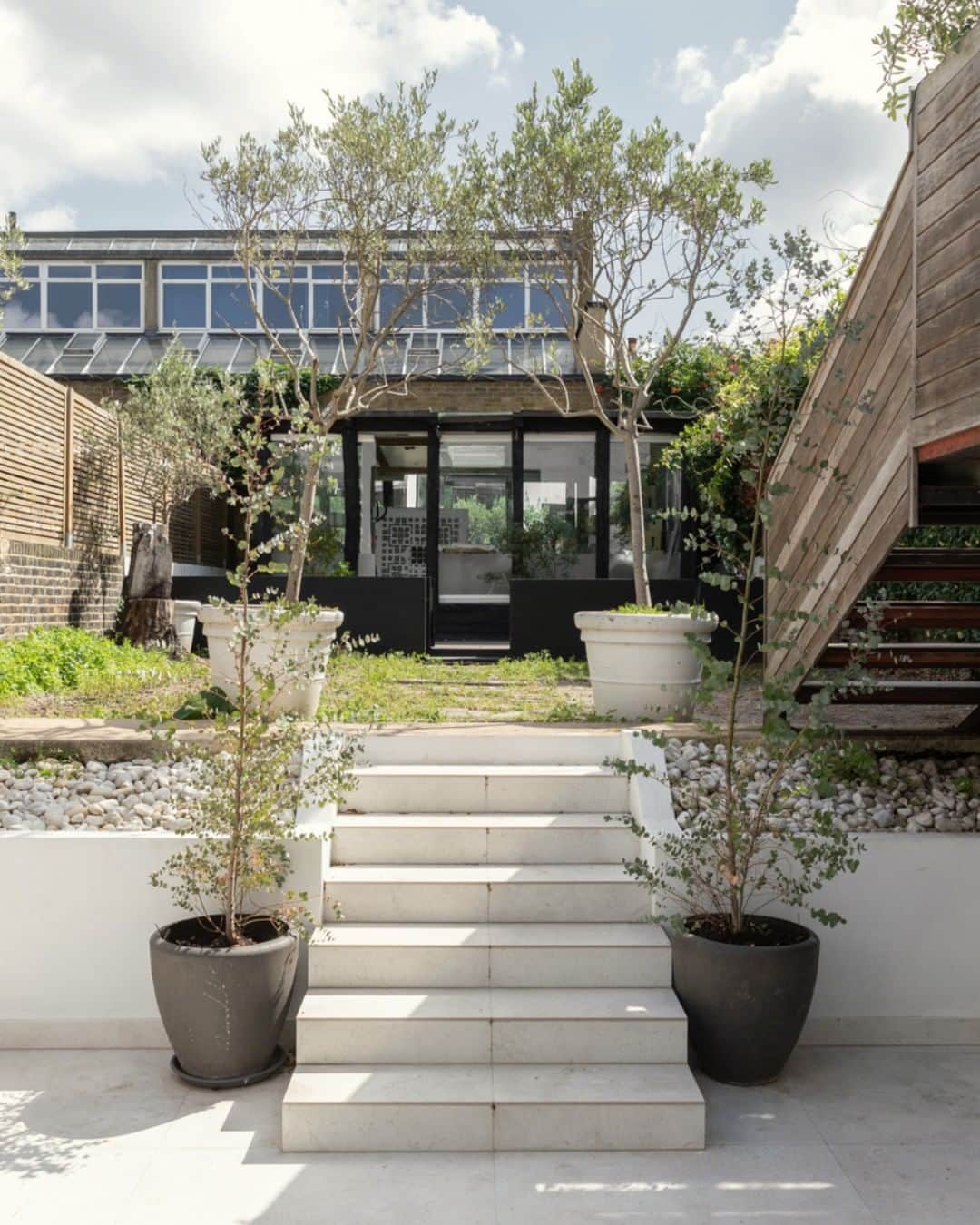 The Modern Houseさんのインスタグラム写真 - (The Modern HouseInstagram)「#forsale Modern Mastery: a beautifully renovated light-filled home in west London with impressive design features throughout.  Follow the link in bio for the sales listing.  Ravenscourt Avenue, London W6」11月15日 17時00分 - themodernhouse
